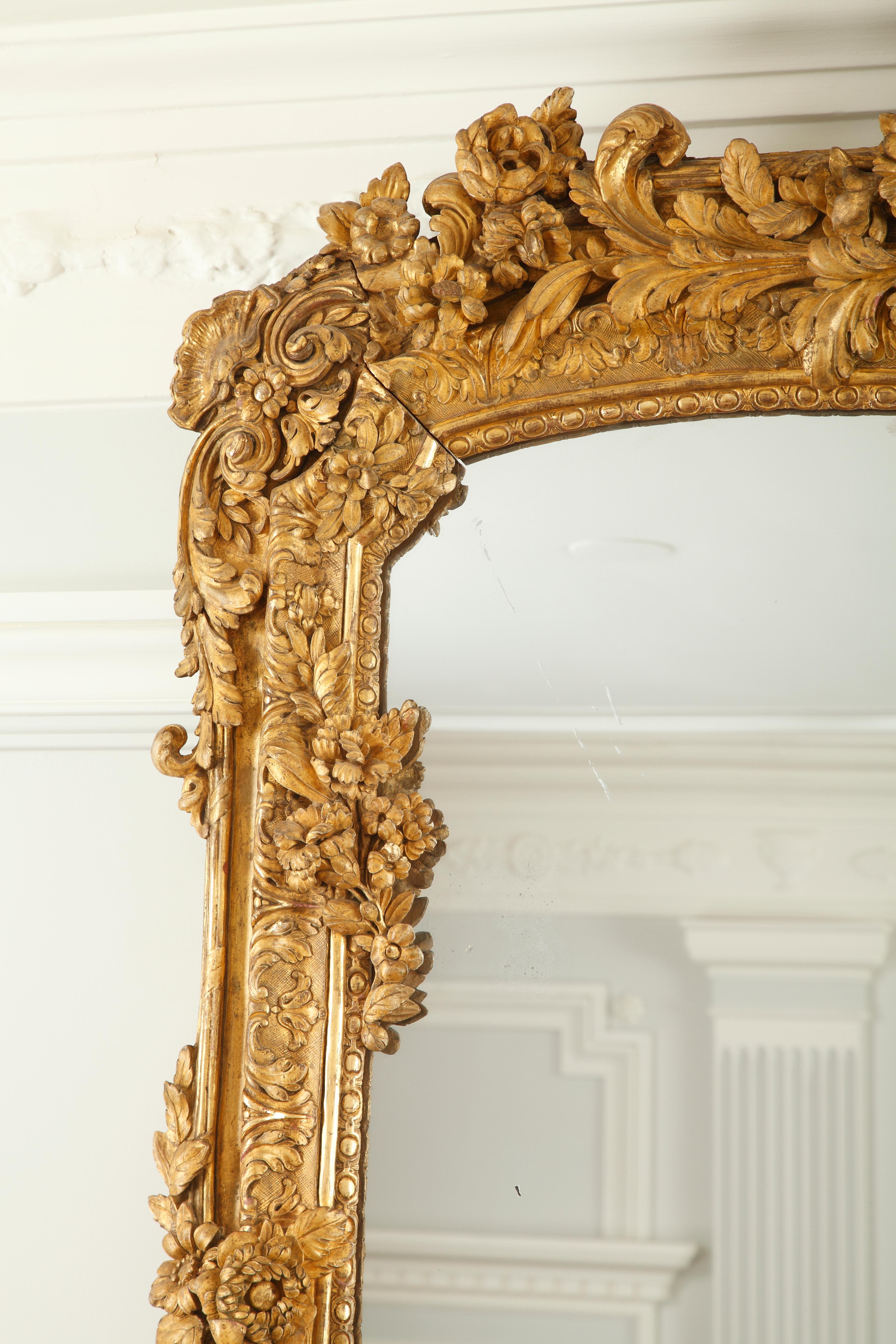 Français Exceptionnel miroir en bois doré sculpté, France, vers 1860 en vente