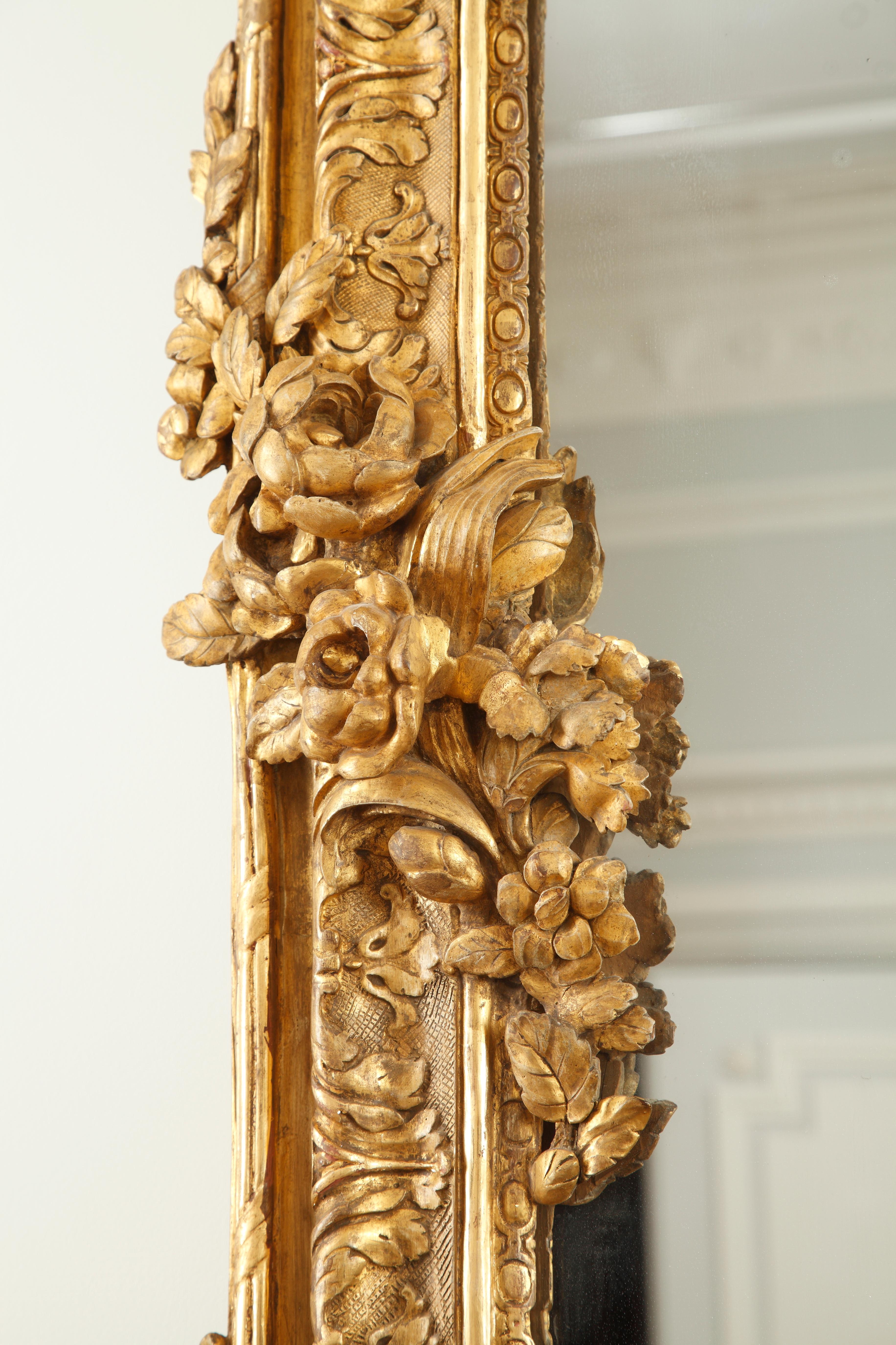 Exceptionnel miroir en bois doré sculpté, France, vers 1860 Bon état - En vente à PARIS, FR
