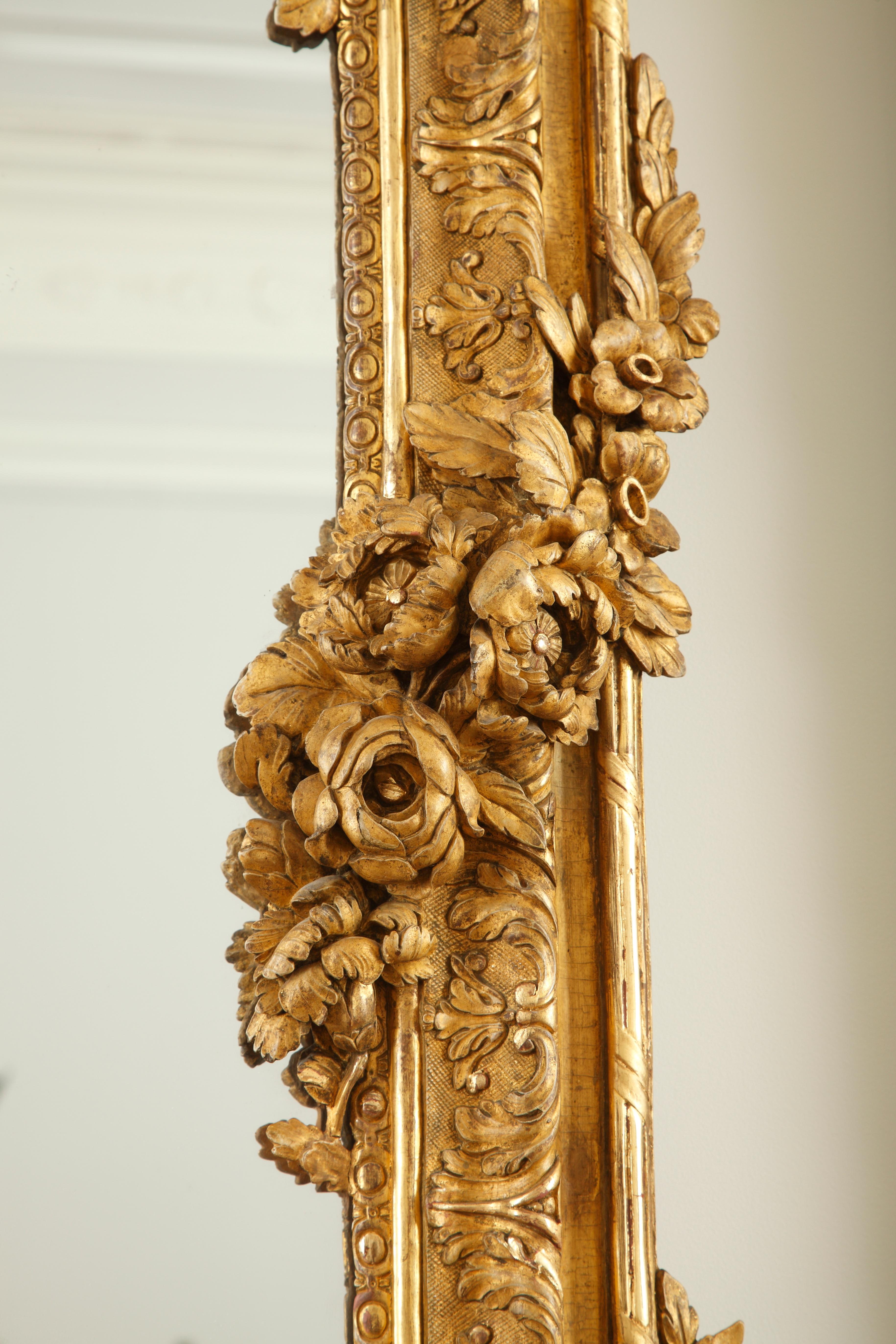 Milieu du XIXe siècle Exceptionnel miroir en bois doré sculpté, France, vers 1860 en vente