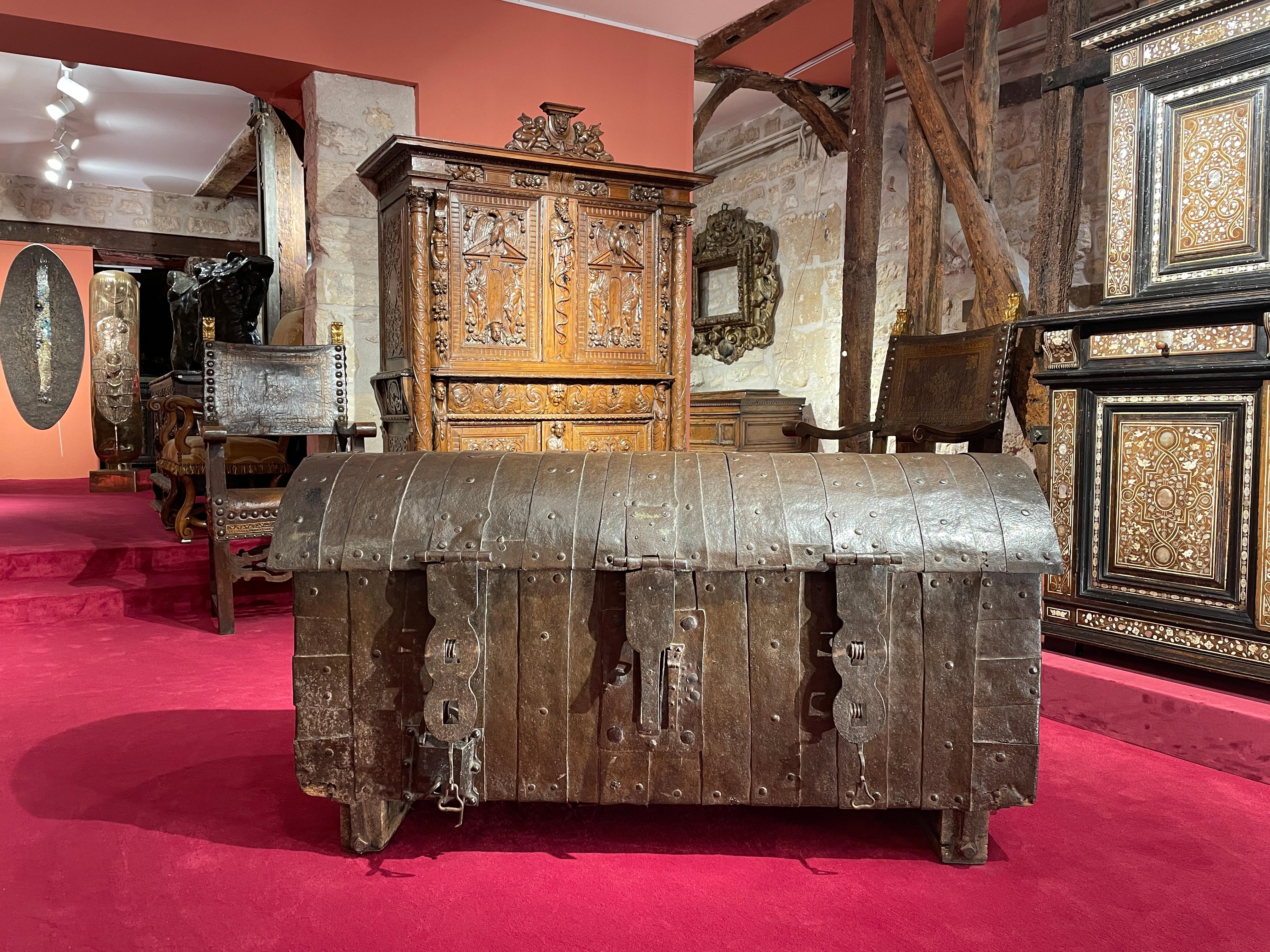 EXCEPTIONAL CATHEDRAL CHEST

ORIGIN: GERMANY
PERIOD: 15th CENTURY

Height : 77 cm
Length : 147 cm
Depth : 58 cm

Perfect state of preservation


This rare Gothic Cathedral Chest with curved lid has a wooden core of oak mesh inside. It is fully