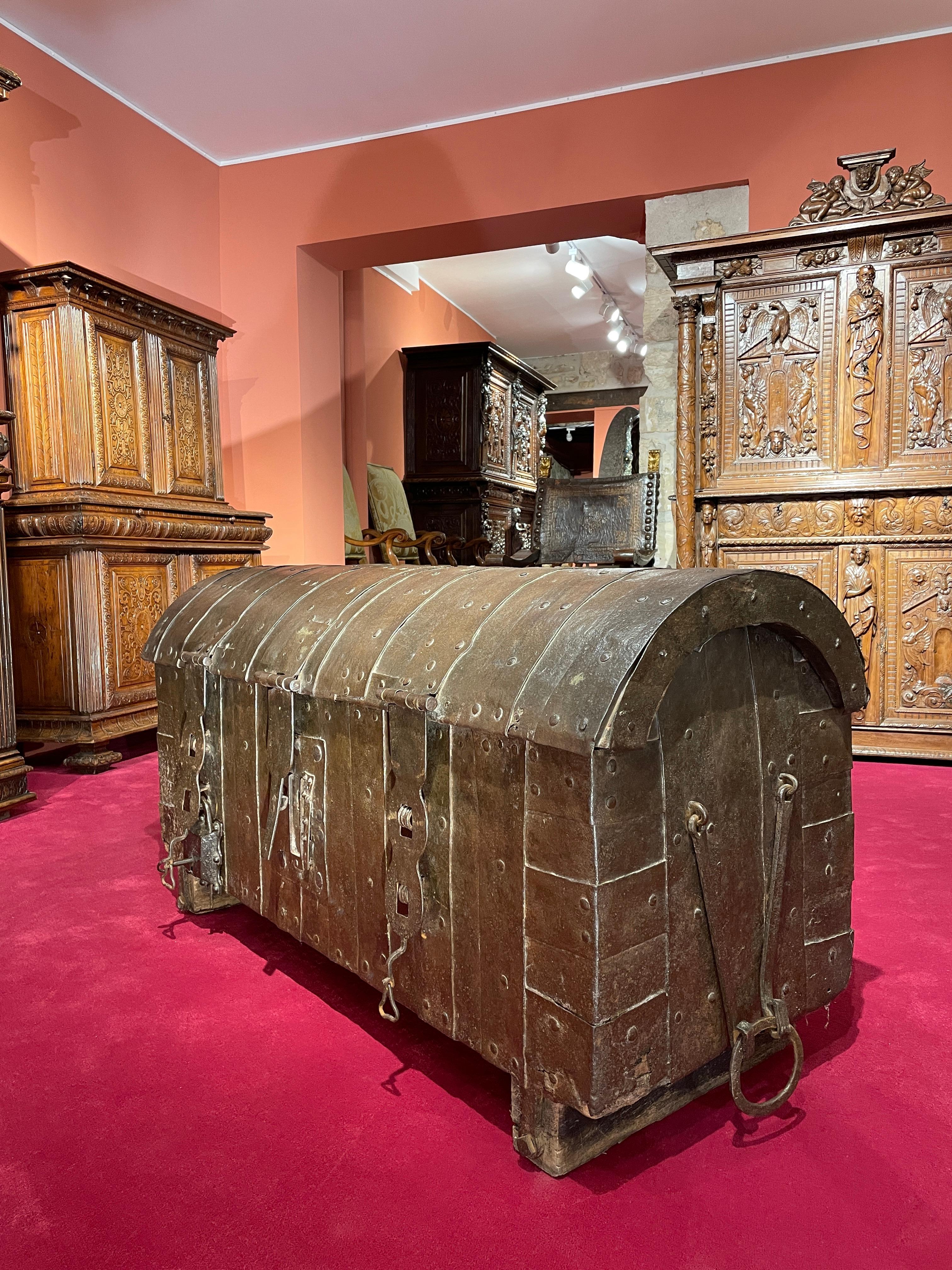 Exceptional Cathedral Chest In Good Condition For Sale In Saint-Ouen, FR