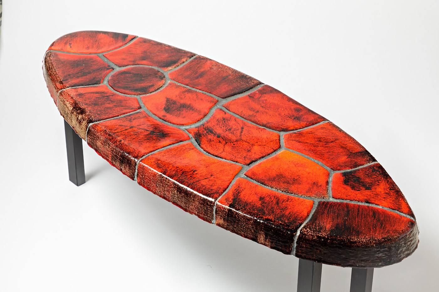 Fin du 20e siècle Exceptionnelle table basse en céramique circa 1970 avec glaçure céramique rouge en vente