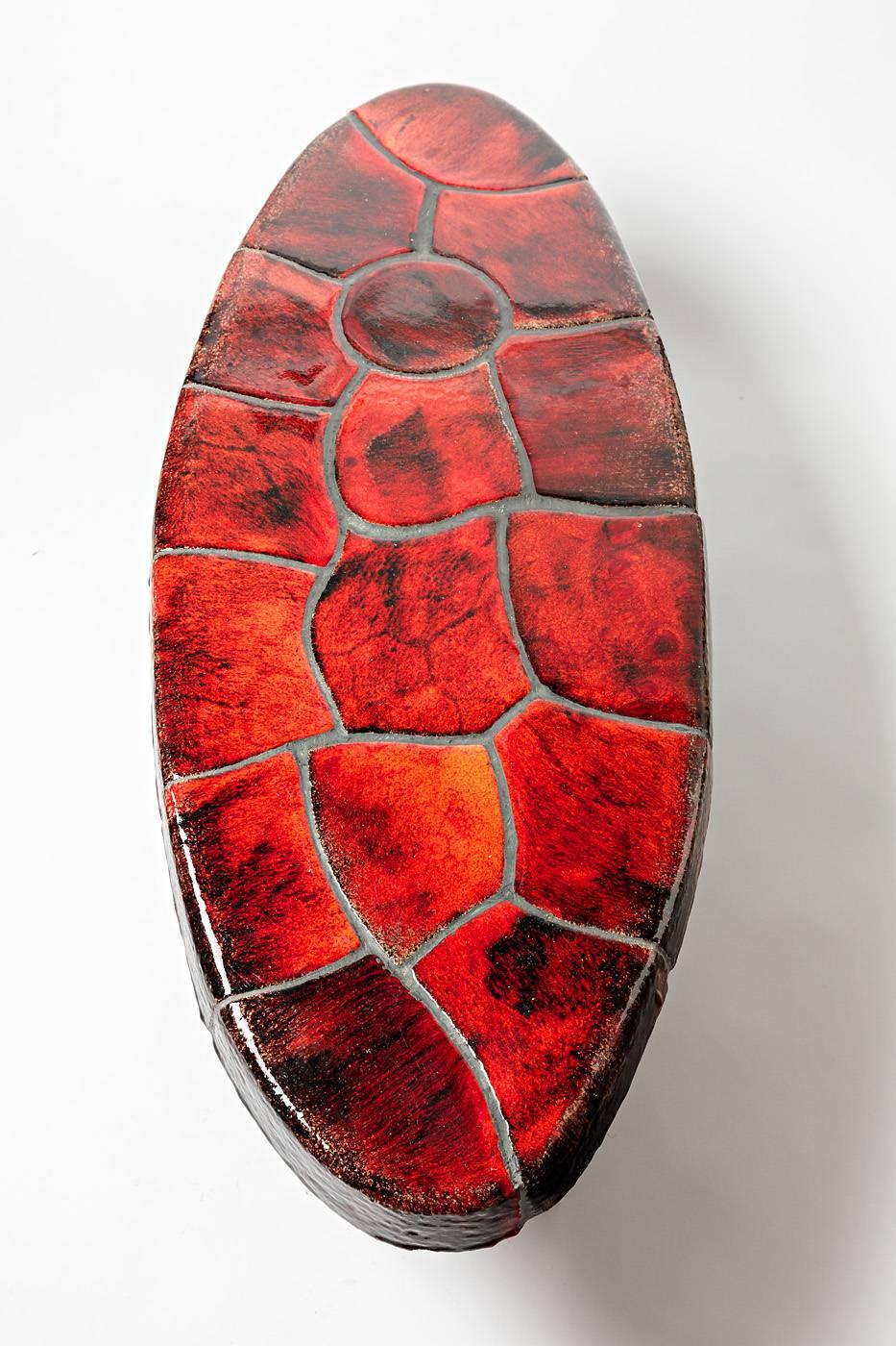 Außergewöhnlicher niedriger Keramiktisch um 1970 mit roter Keramikglasur im Angebot 1