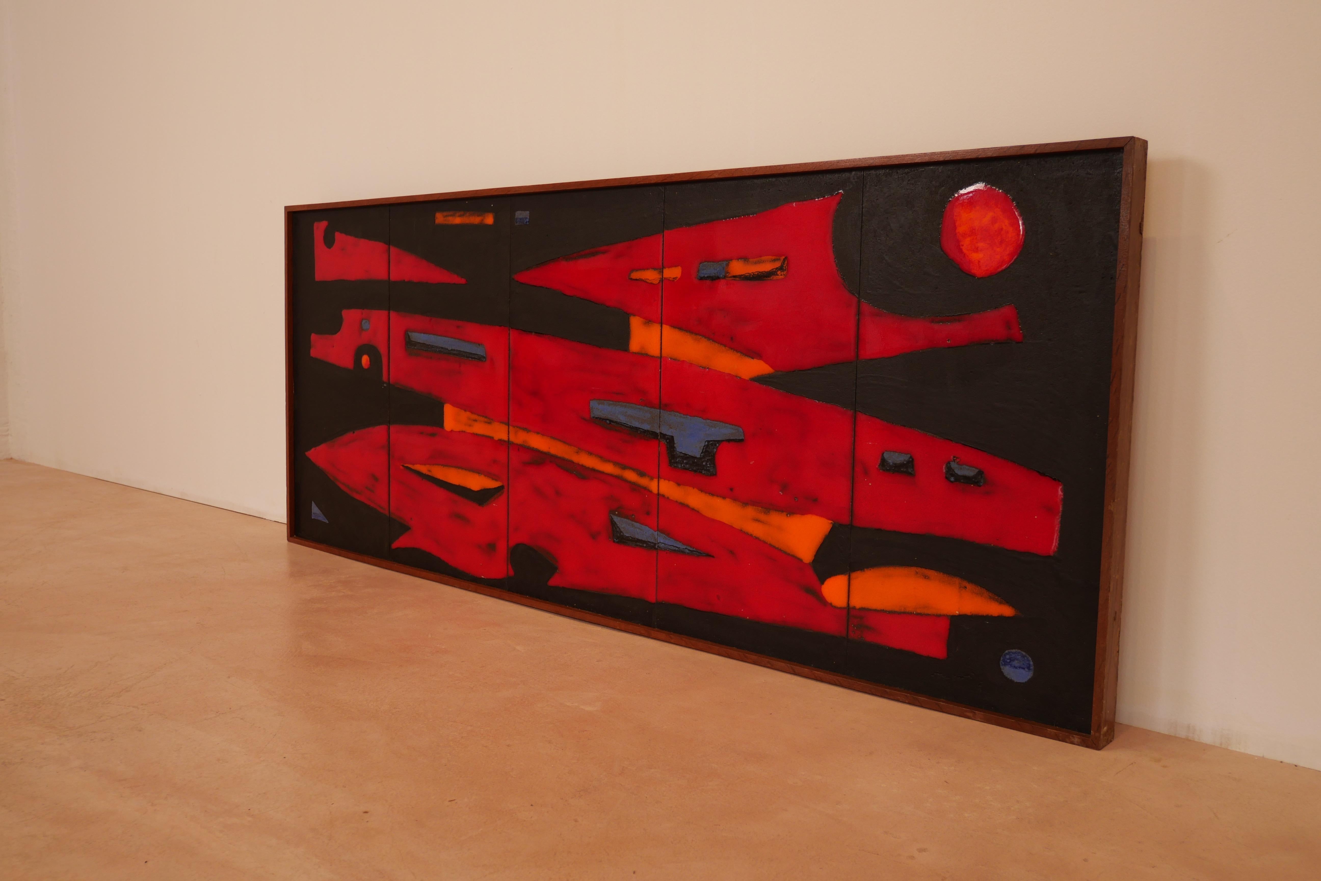 Rare panneau mural des Frères Cloutier, composé de 5 plaques de lave émaillées de rouge et de noir Cloutier, cette représentation abstraite qui peut faire penser à un vaisseau spatial sera du plus bel effet dans votre intérieur. Ce panneau mural est