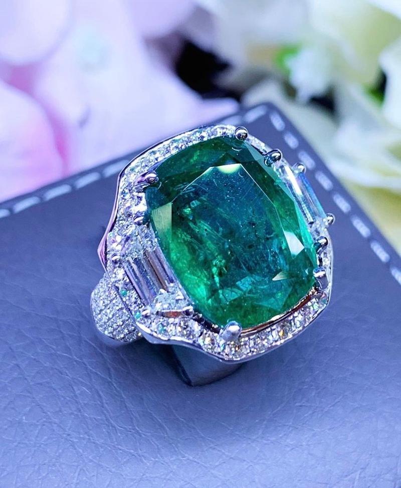 Cushion Cut AIG Certified 13.20 Carats Zambian Emeralds Diamonds 18K Gold Ring  For Sale