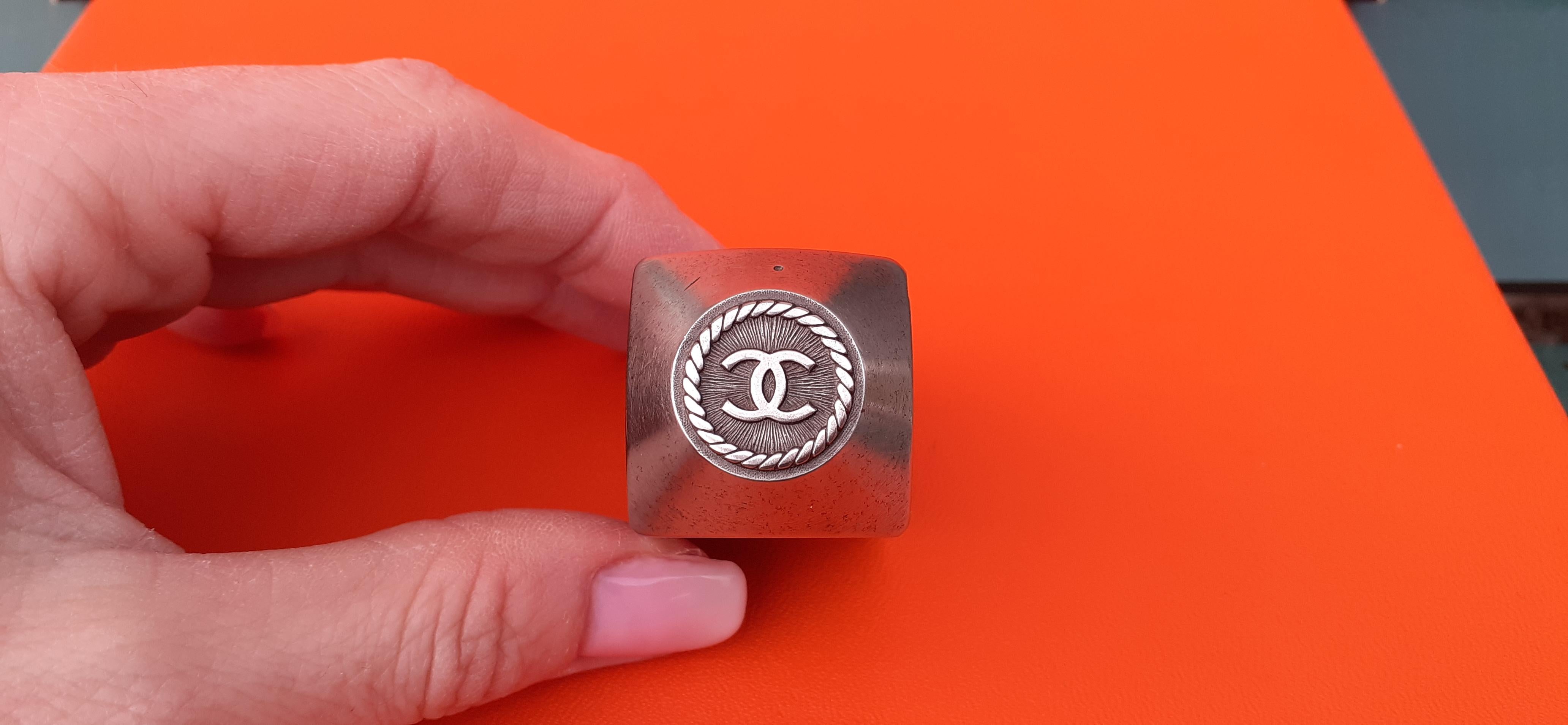 RARE Authentic CHANEL Matrix

Was used to make Chanel Buttons

Can be used for embossing, printing on nails, in wax seal etc ...

These are just ideas that haven't been tried.

Made of Silver-Tone Metal

Weight: around 260 Grams

Measurements: -
-