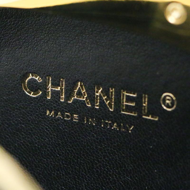 Exceptional Chanel Paris New York 2019 Scarab Minaudière For Sale 7