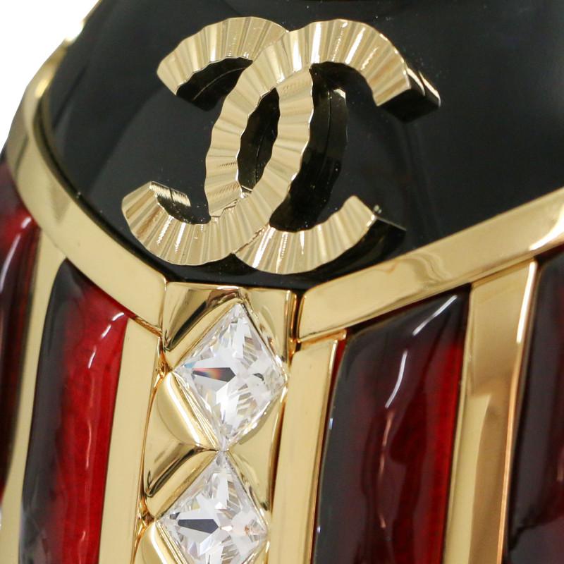 Scarce and wonderful minaudière Scarabée CHANEL Métiers d'Art Paris New York 2019, delivered in its Chanel packaging. 

Condition: very good
Made in Italy
Collection : Chanel Métiers d'Art Paris New York
Material: resin, rhinestones and Swarovski