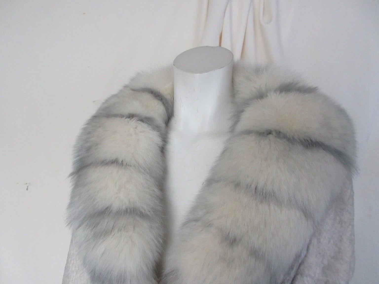 Ce manteau grisâtre est fait de fourrure mixte de qualité, de fourrure de lapin zibeline / renard / rex chinchilla.

Nous proposons d'autres articles de fourrure de luxe, voir notre boutique.

Détails :
Avec 4 crochets de fermeture
2 poches