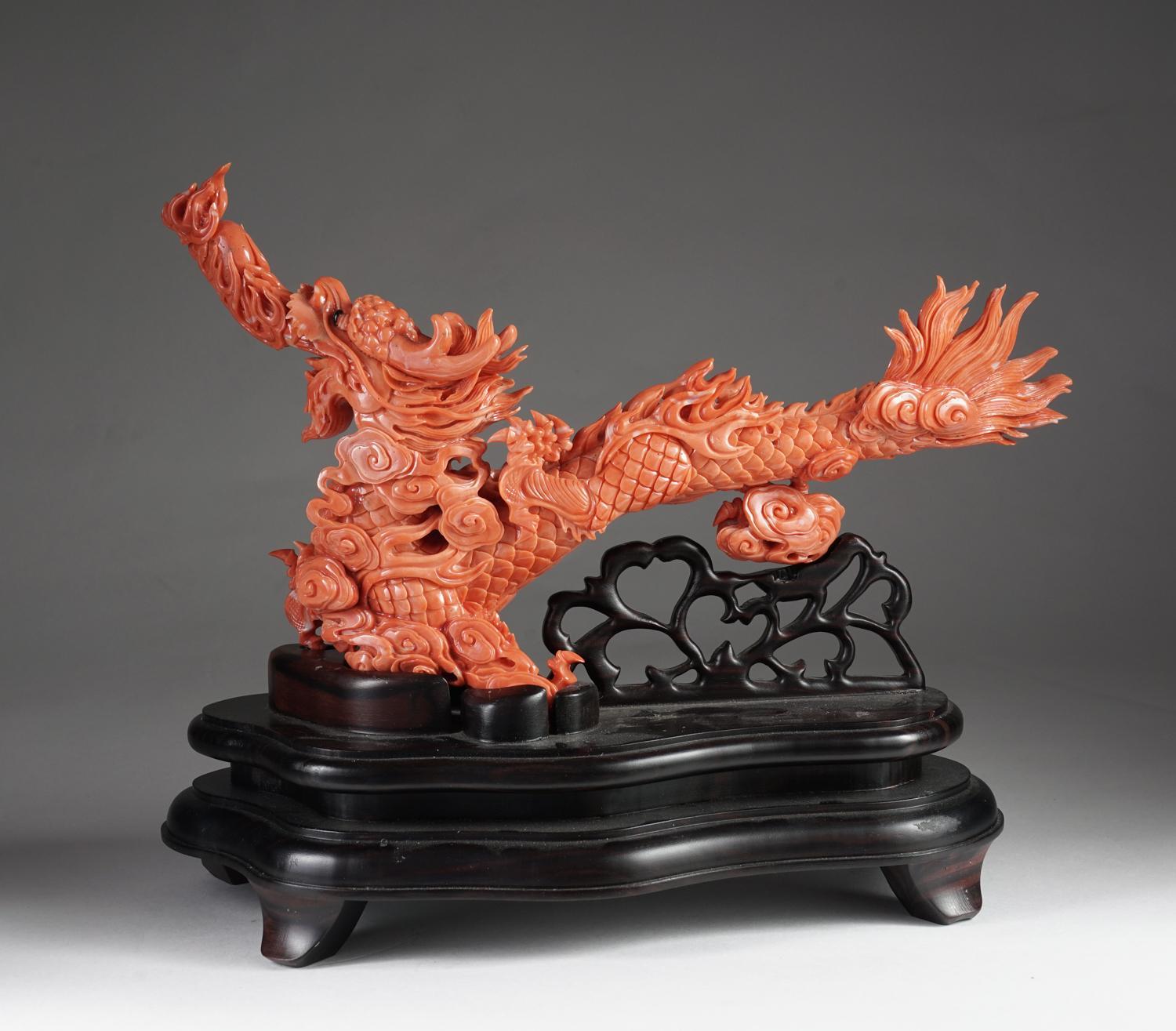 Außergewöhnliche chinesische geschnitzte Korallen Drachen mit Feuer:: Qing-Dynastie (Chinesisch)