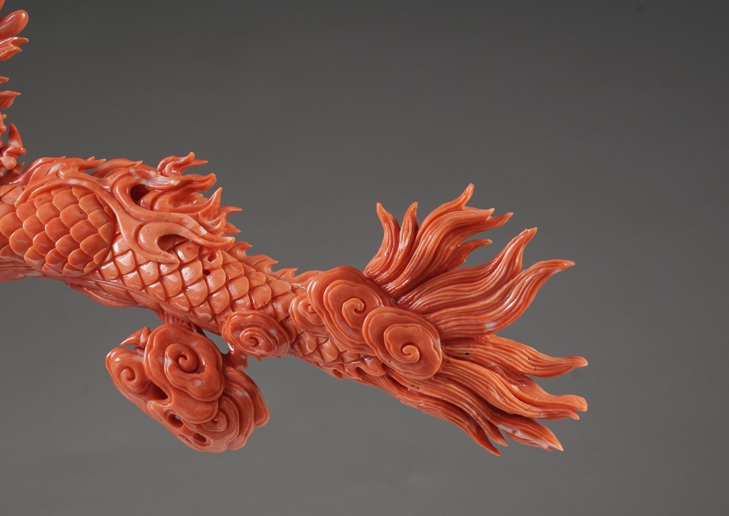 Außergewöhnliche chinesische geschnitzte Korallen Drachen mit Feuer:: Qing-Dynastie 2