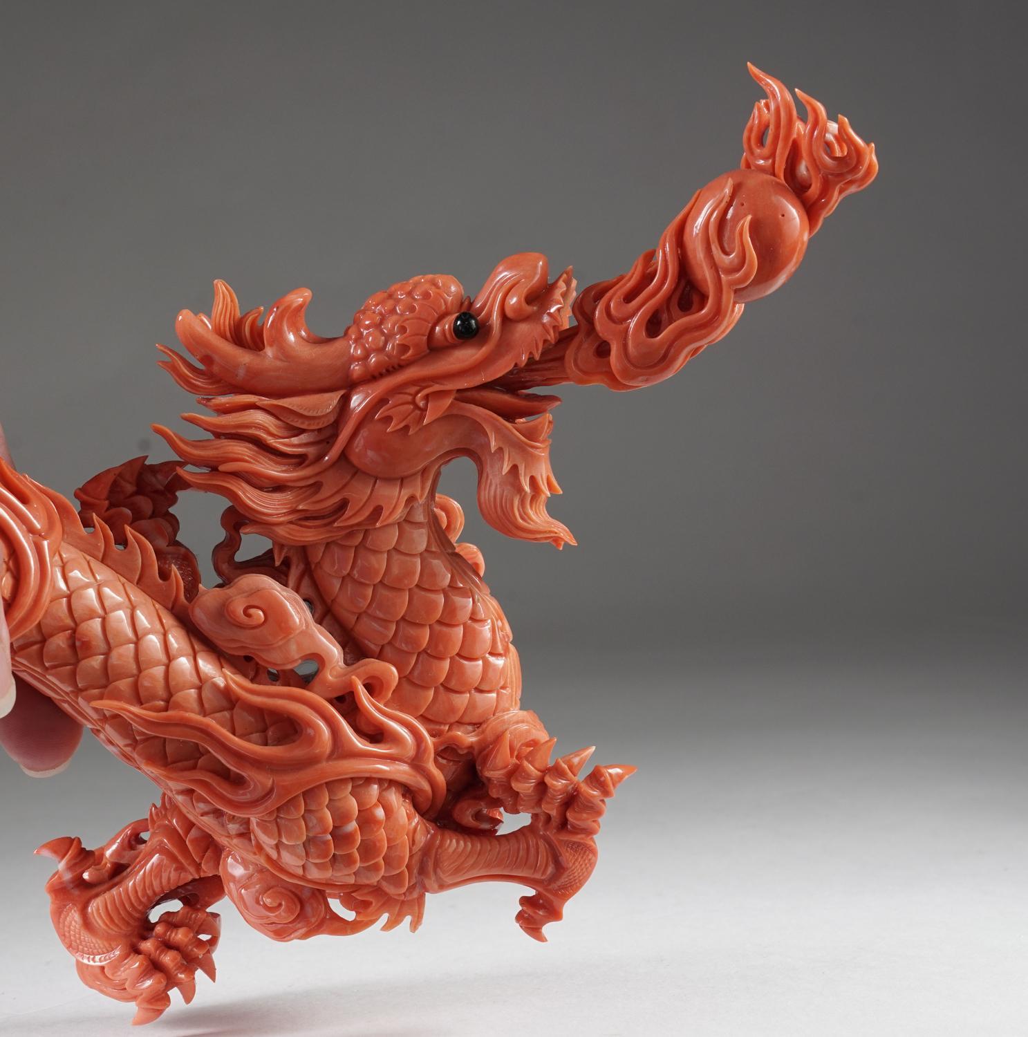 Außergewöhnliche chinesische geschnitzte Korallen Drachen mit Feuer:: Qing-Dynastie 3