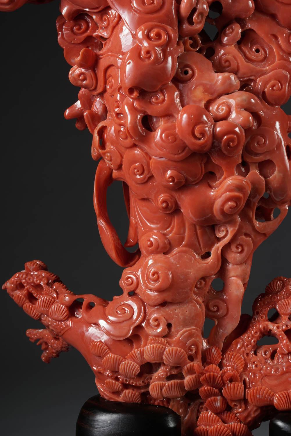 Außergewöhnliche chinesische geschnitzte Korallenfigurengruppe eines Guanyin Kwan Yin Phoenix im Angebot 6