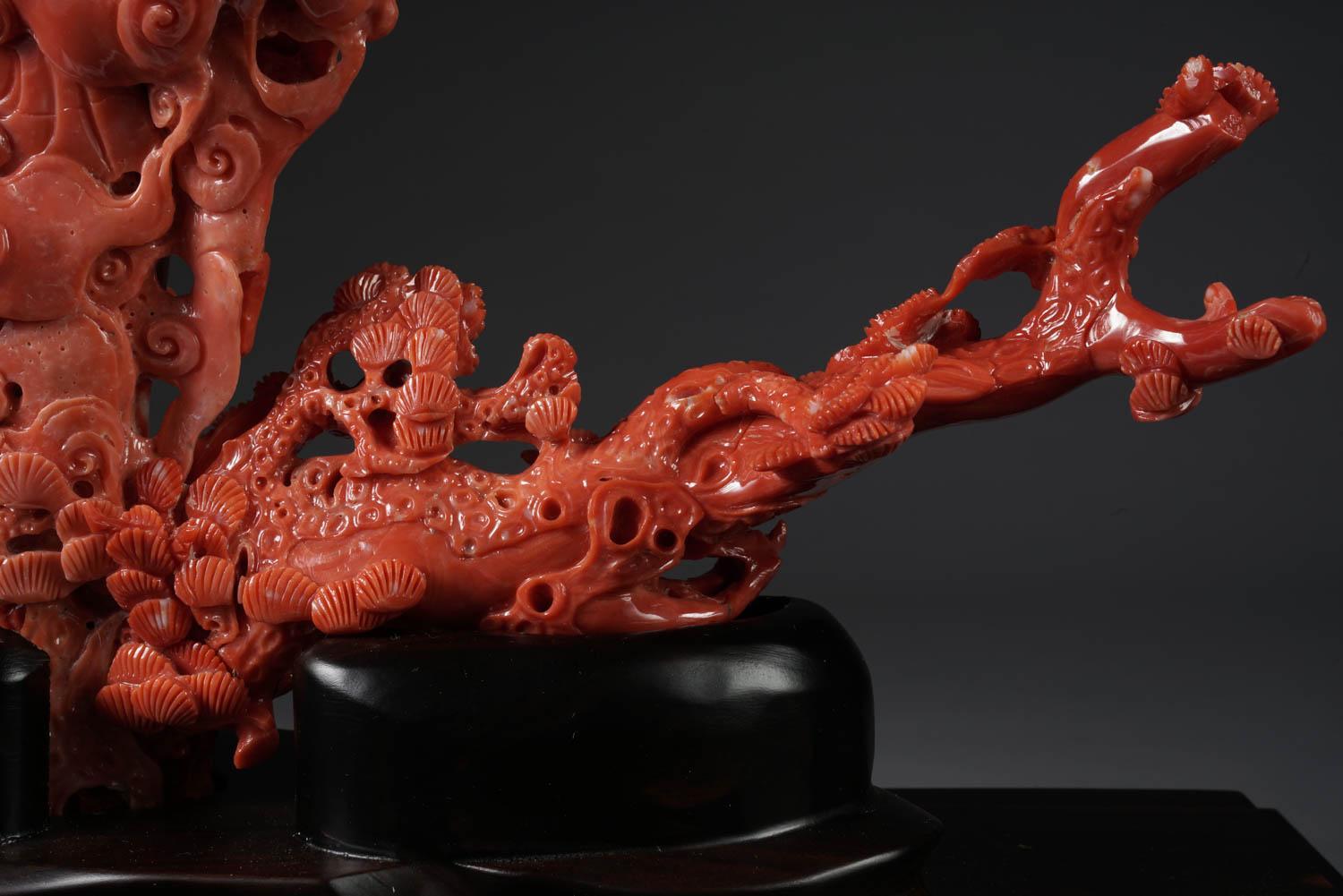 Außergewöhnliche chinesische geschnitzte Korallenfigurengruppe eines Guanyin Kwan Yin Phoenix im Angebot 7