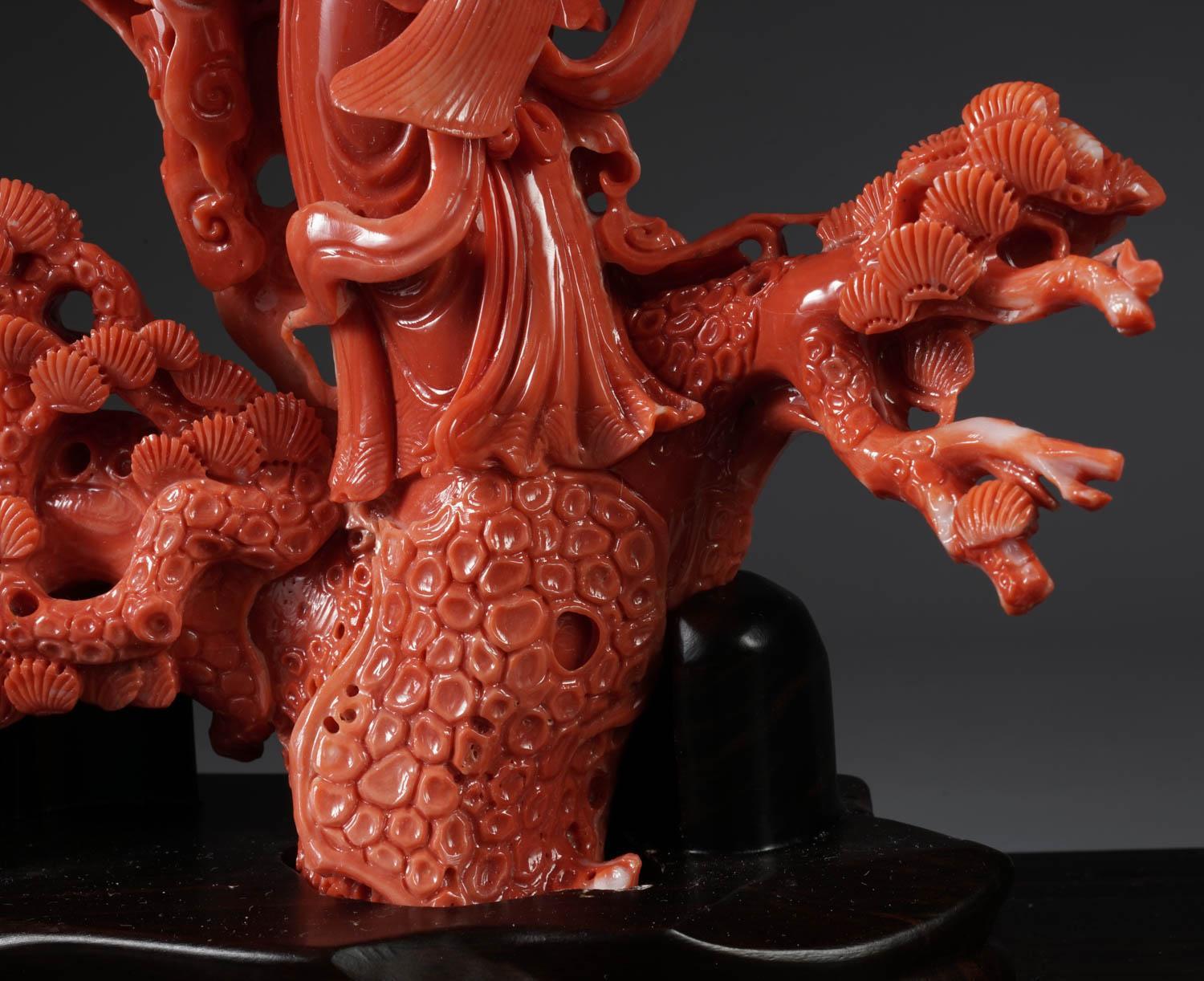 Außergewöhnliche chinesische geschnitzte Korallenfigurengruppe eines Guanyin Kwan Yin Phoenix (20. Jahrhundert) im Angebot