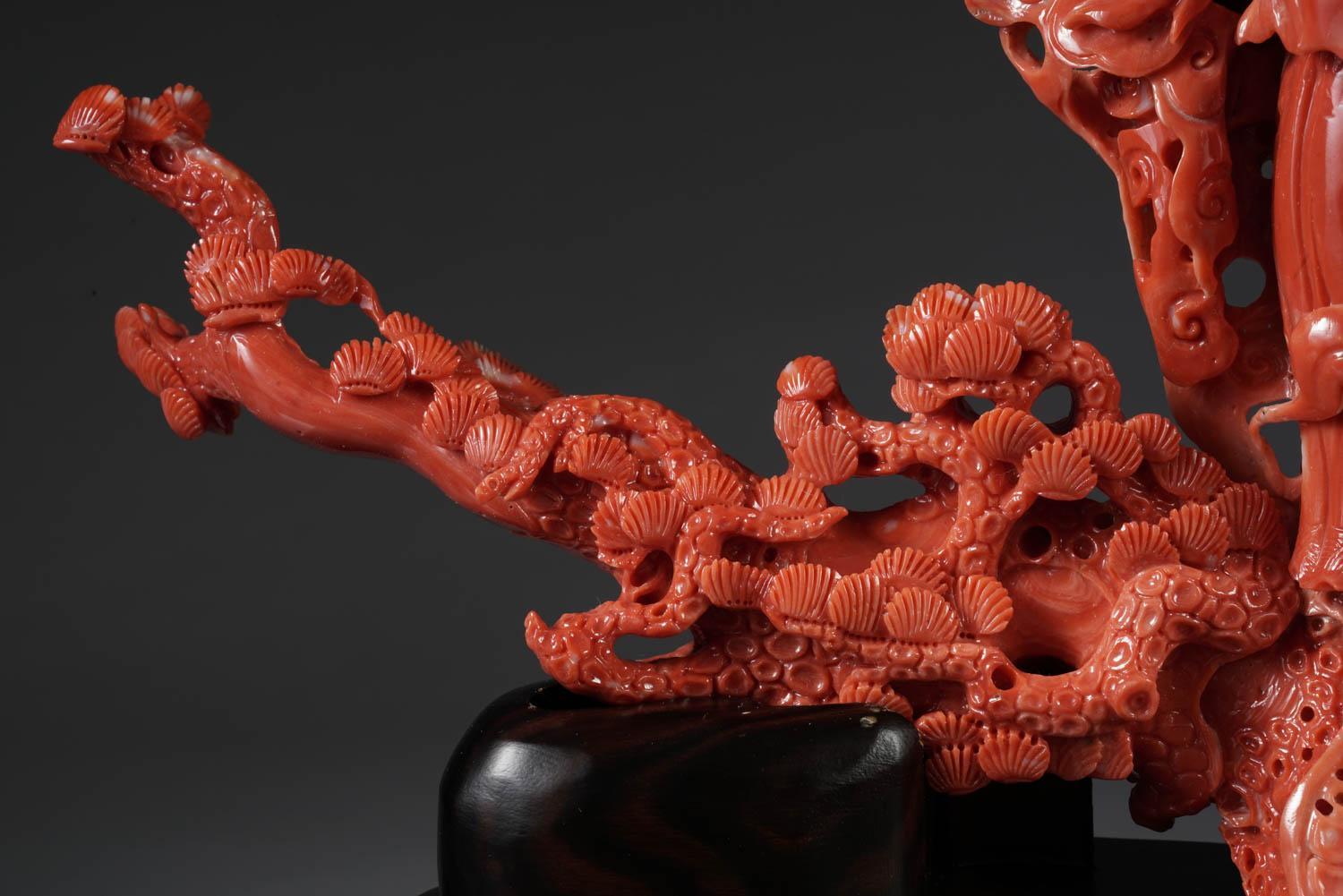 Außergewöhnliche chinesische geschnitzte Korallenfigurengruppe eines Guanyin Kwan Yin Phoenix im Angebot 1