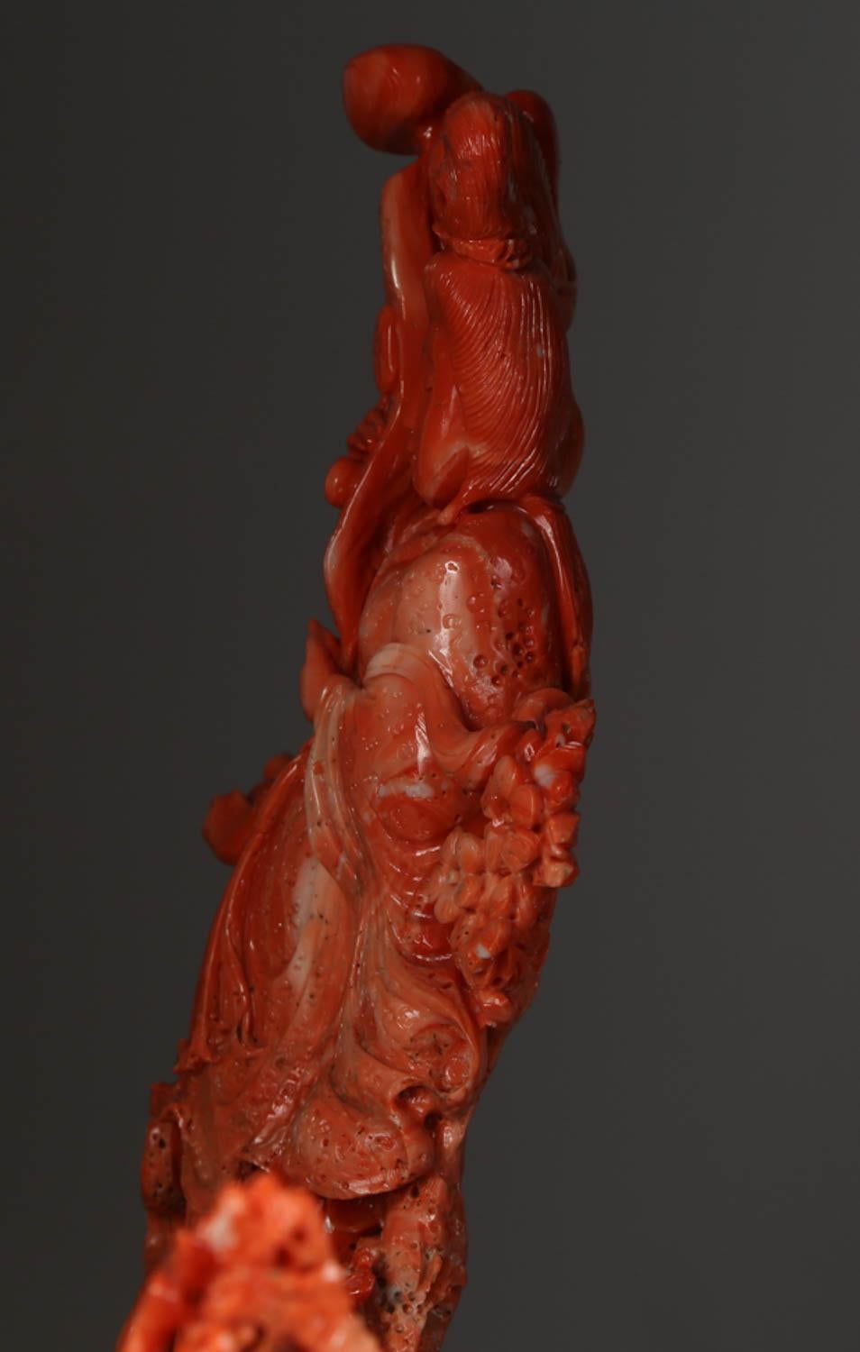 Außergewöhnliche chinesische geschnitzte Korallenfigur eines Guanyins mit Hirsch im Angebot 5