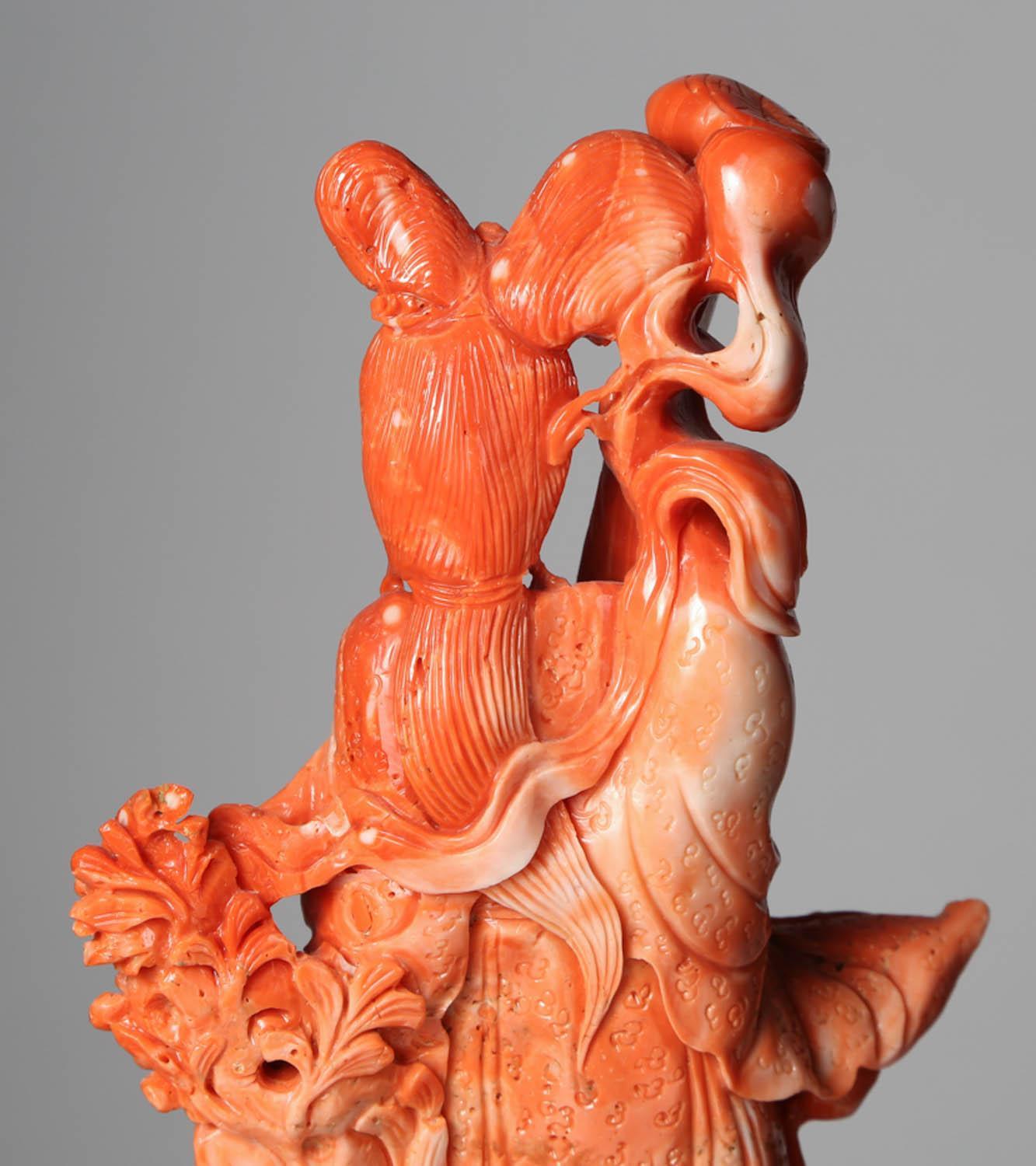 Außergewöhnliche chinesische geschnitzte Korallenfigur eines Guanyins mit Hirsch im Angebot 6