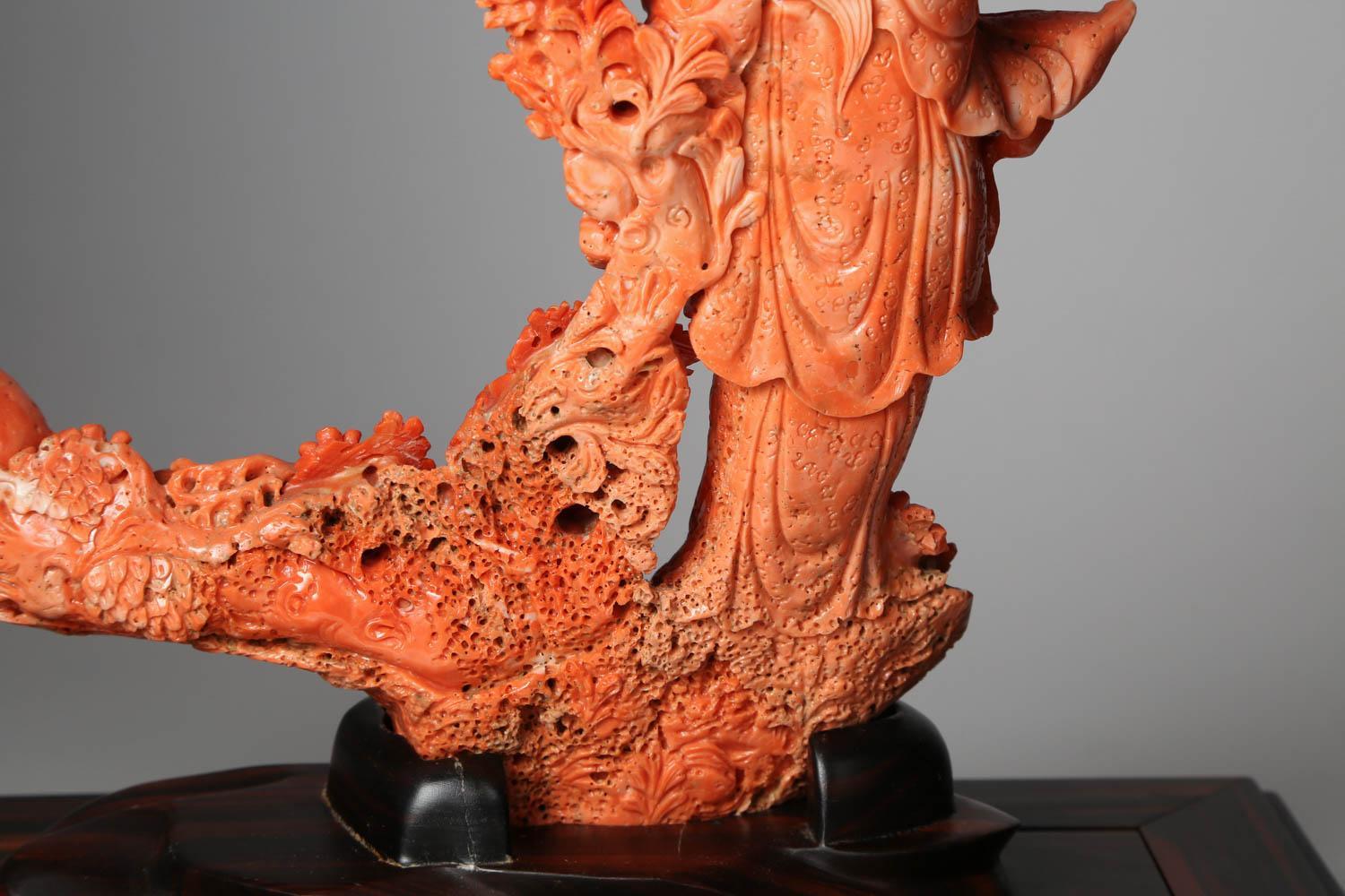 Außergewöhnliche chinesische geschnitzte Korallenfigur eines Guanyins mit Hirsch im Angebot 7