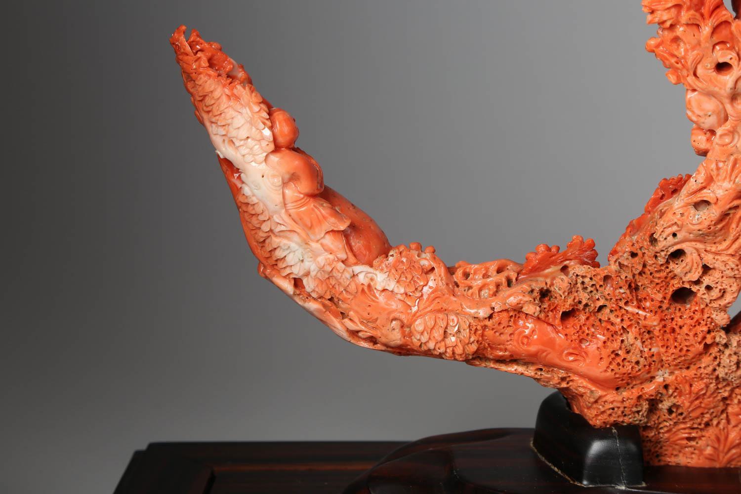Außergewöhnliche chinesische geschnitzte Korallenfigur eines Guanyins mit Hirsch im Angebot 8