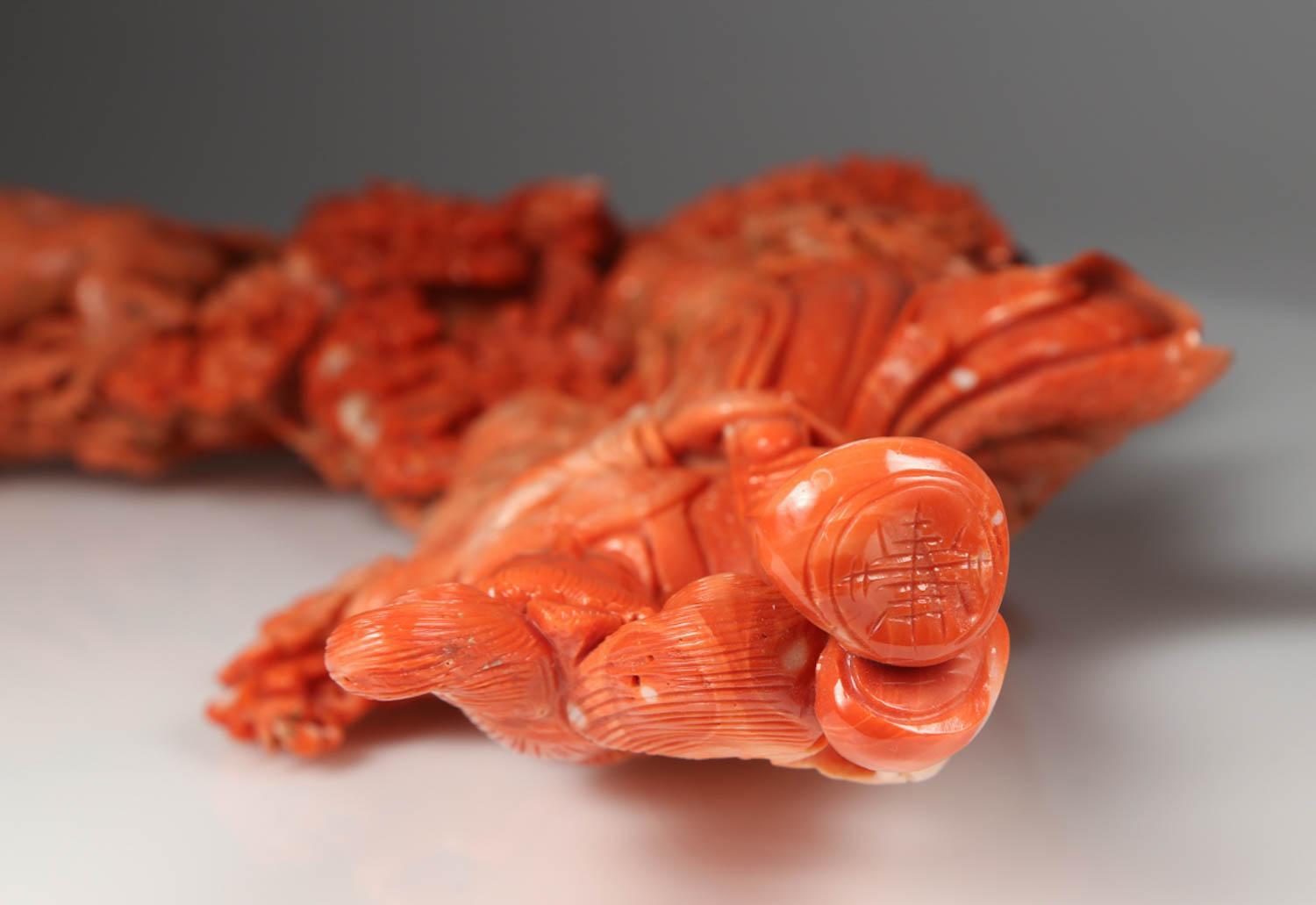 Außergewöhnliche chinesische geschnitzte Korallenfigur eines Guanyins mit Hirsch im Angebot 9