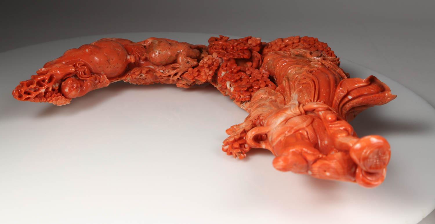 Außergewöhnliche chinesische geschnitzte Korallenfigur eines Guanyins mit Hirsch im Angebot 10