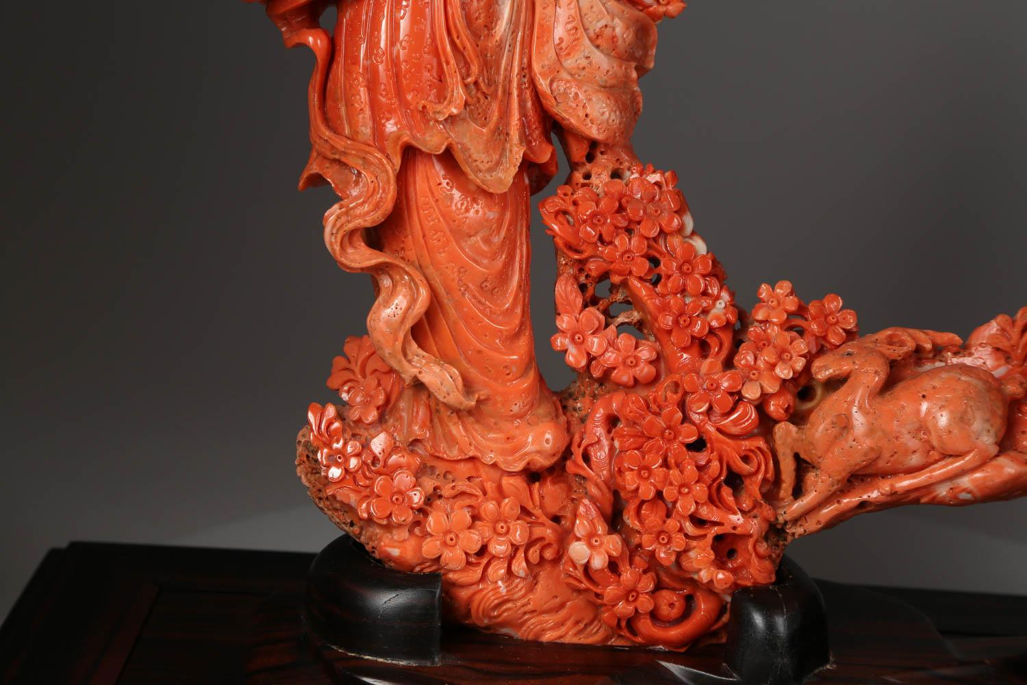 Außergewöhnliche chinesische geschnitzte Korallenfigur eines Guanyins mit Hirsch (Chinesisch) im Angebot