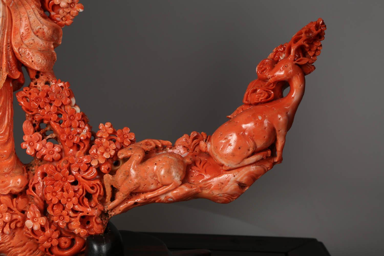Außergewöhnliche chinesische geschnitzte Korallenfigur eines Guanyins mit Hirsch im Zustand „Gut“ im Angebot in New York, NY
