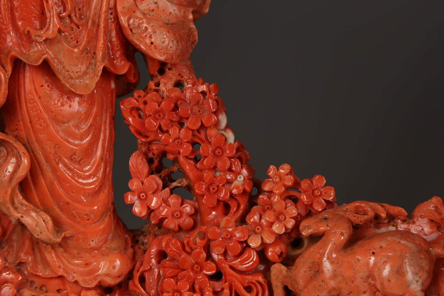 Außergewöhnliche chinesische geschnitzte Korallenfigur eines Guanyins mit Hirsch im Angebot 1