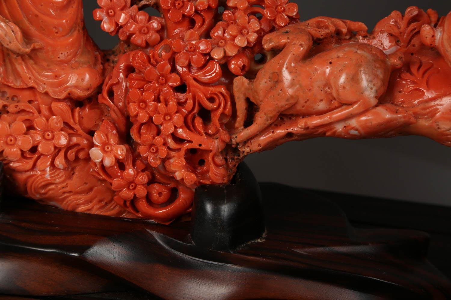 Außergewöhnliche chinesische geschnitzte Korallenfigur eines Guanyins mit Hirsch im Angebot 2