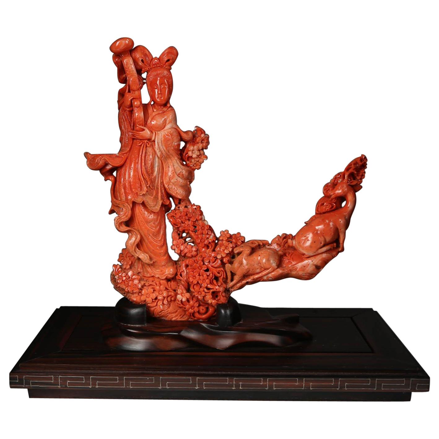 Exceptionnelle figurine chinoise en corail sculpté représentant un Guanyin avec un cerf