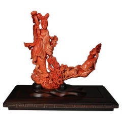 Exceptionnelle figure chinoise en corail sculpté représentant un Guanyin avec un cerf