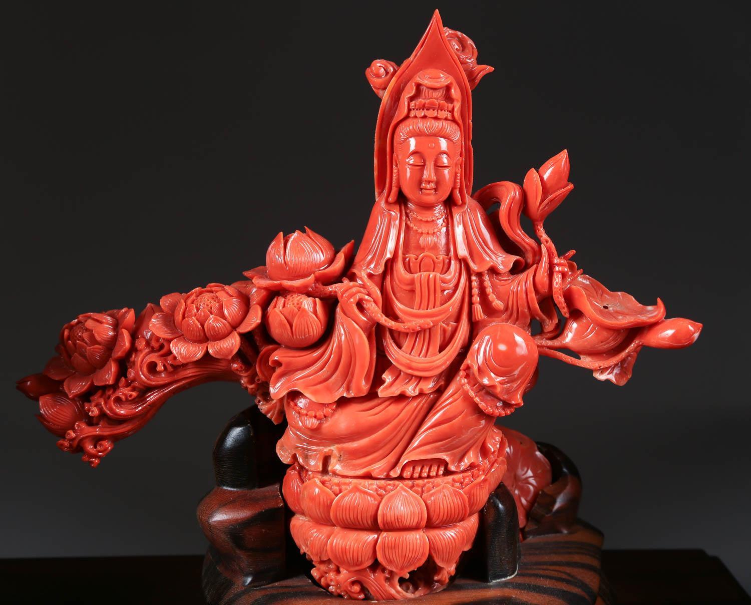 Exceptional Chinese Carved Coral Figure of a Seated Guanyin In Good Condition In New York, NY