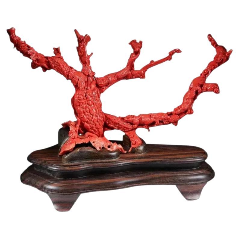 Exceptionnelle branche d'arbre en corail sculptée avec singes et écureuils, Qing. en vente