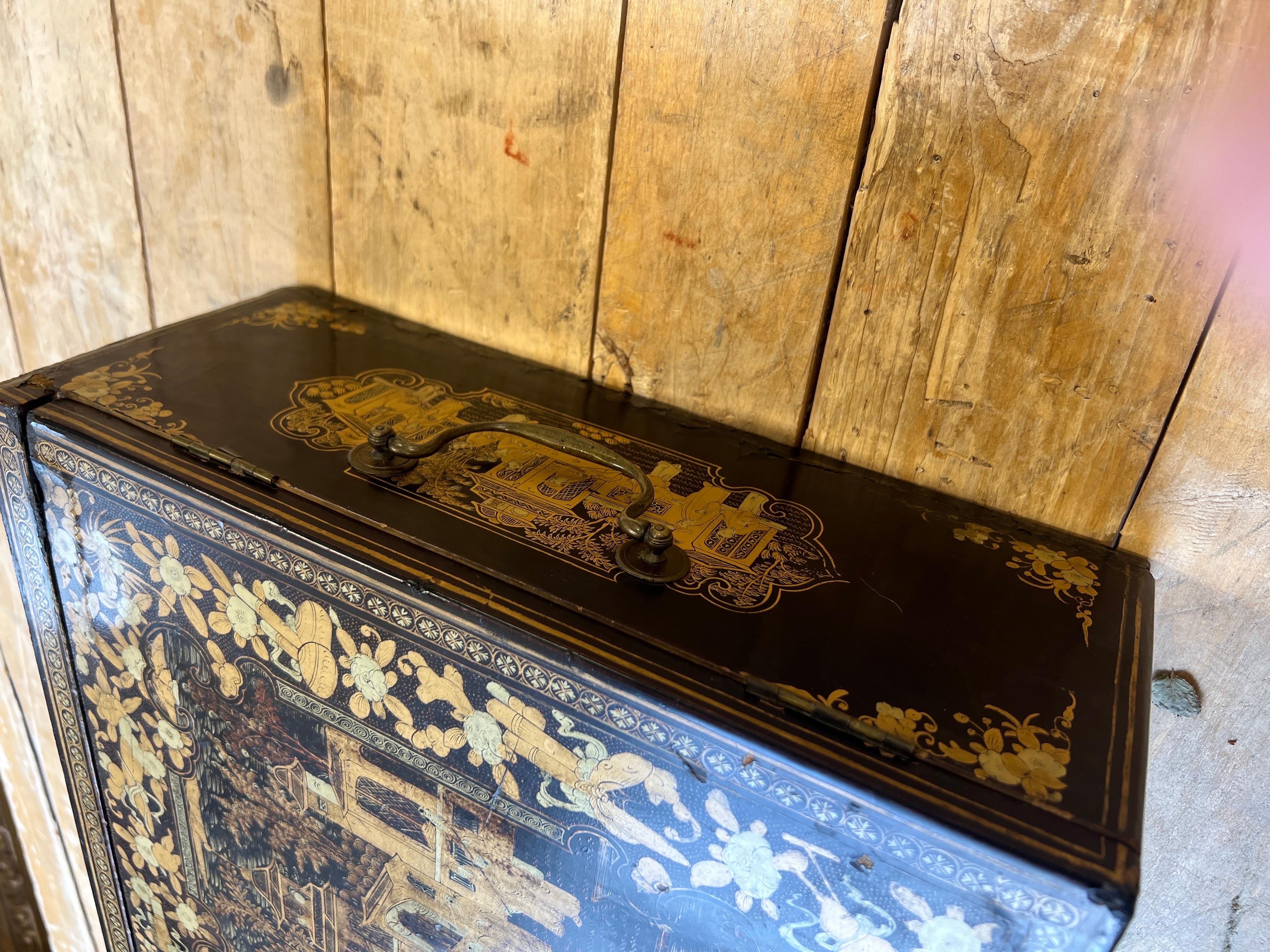 Exceptional Chinese Export Gilt Black Lacquer Chinoiserie Decorated Lap Desk  For Sale 7