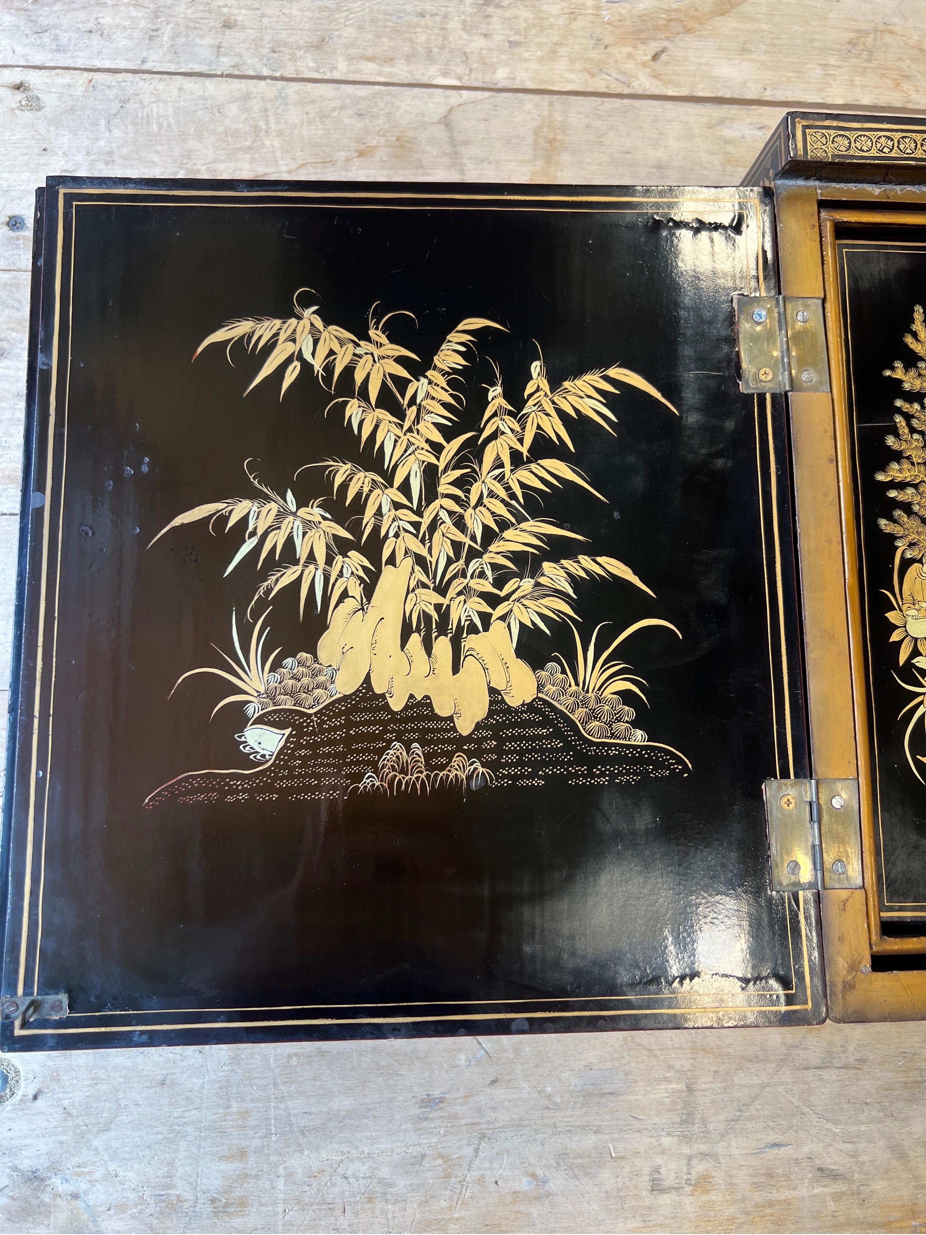 Exceptional Chinese Export Gilt Black Lacquer Chinoiserie Decorated Lap Desk  In Good Condition For Sale In Atlanta, GA