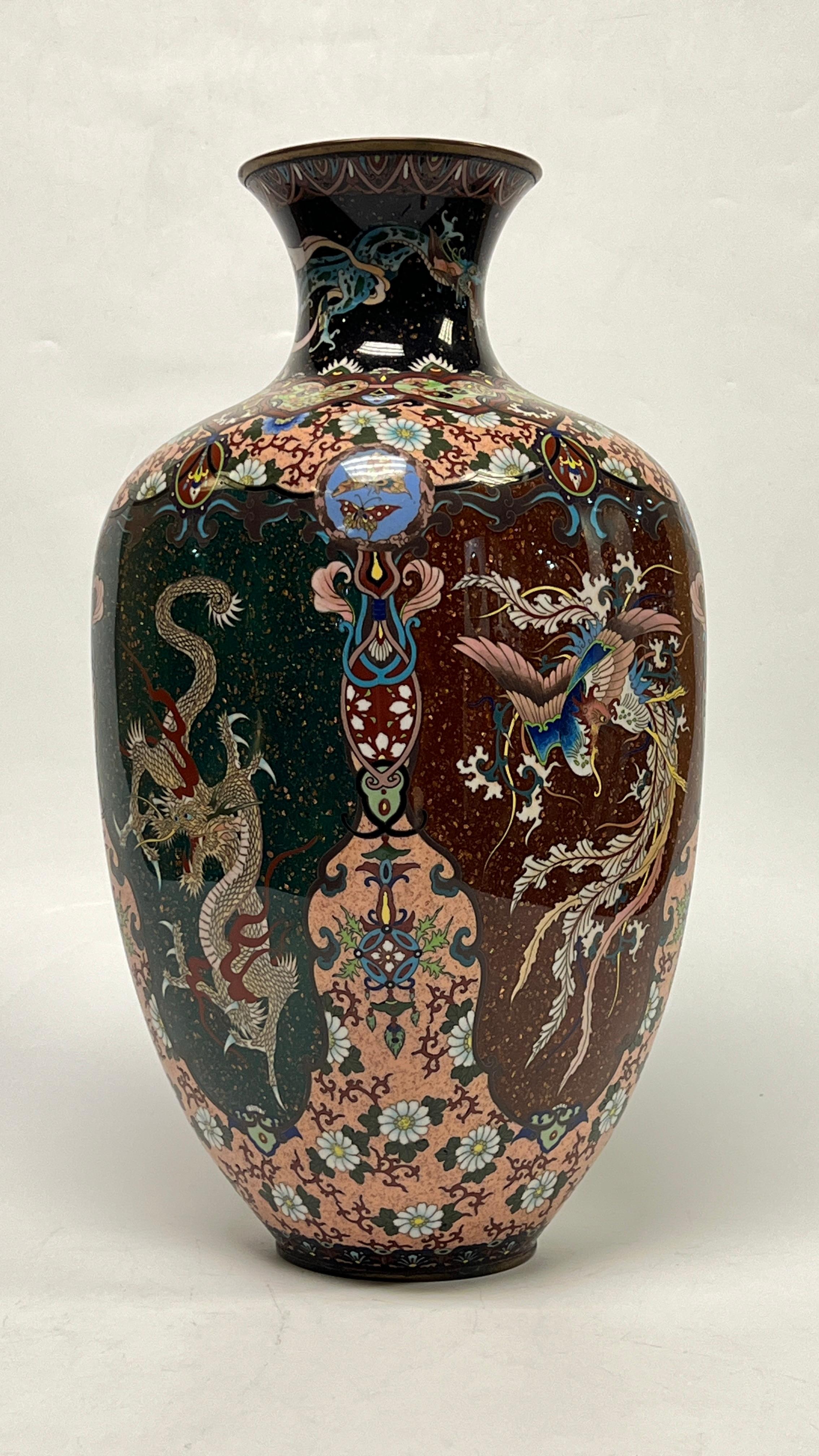 Cloissoné Exceptional Chinese or Japanese Cloisonne Vase Depicting Dragons