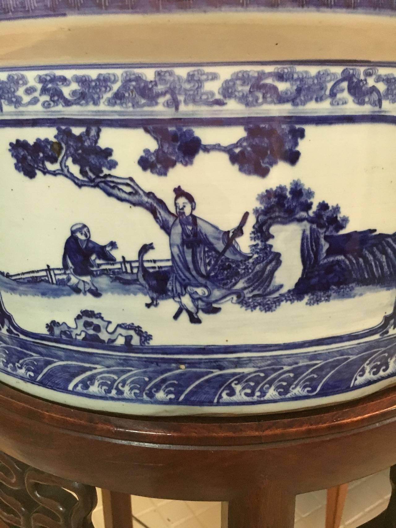 Exceptionnelles jardinières en porcelaine chinoise
vers 1925
Socles d'origine.
Mesures en porcelaine :
Hauteur : 26 cm.
Diamètre : 63 cm.
Hauteur totale : 139 cm.