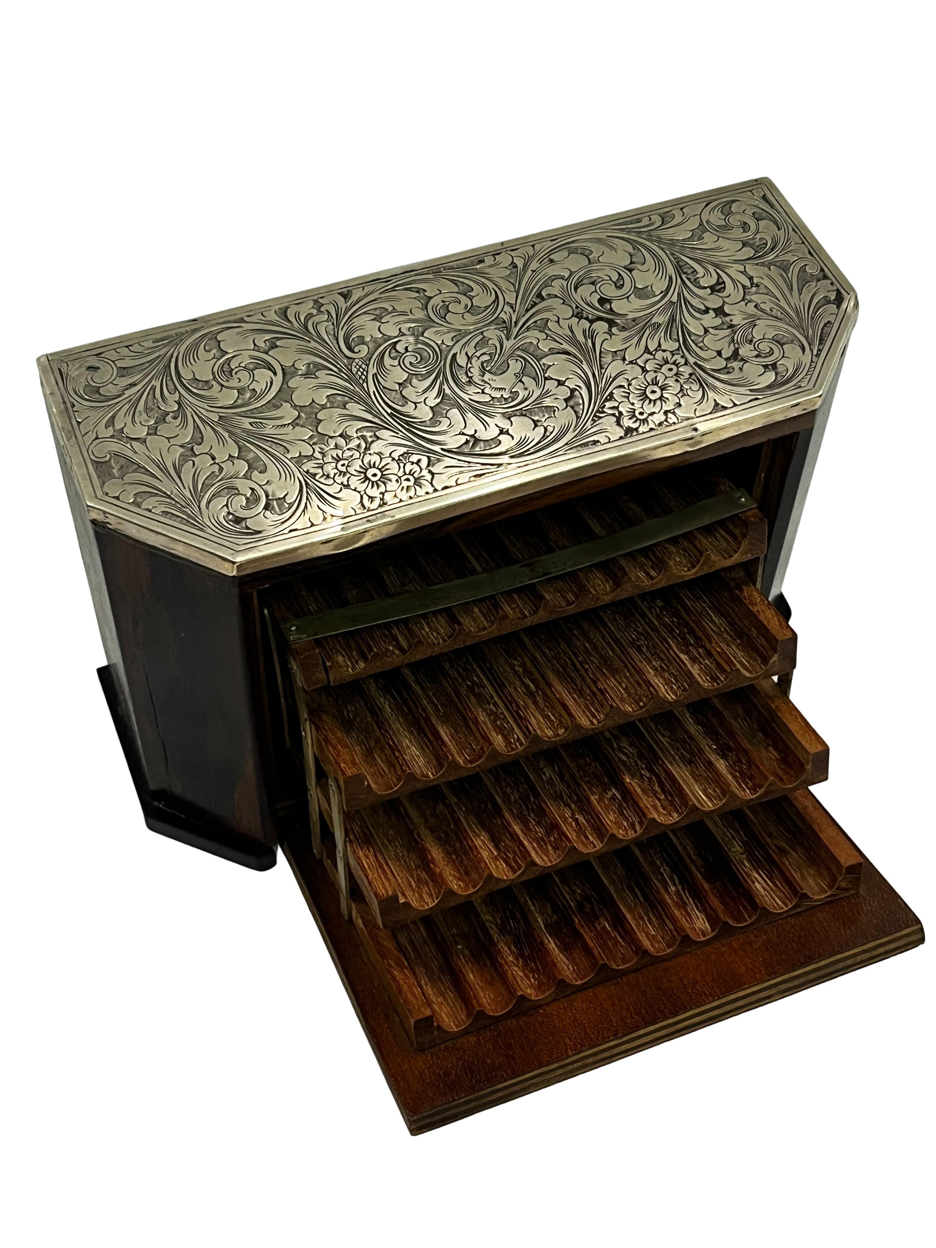 Portasigarette di particolare qualità dell'emozionante periodo Art Déco, realizzato in Francia intorno al 1920 con una magistrale lavorazione dell'argento da parte di un orafo.

La forma è quella classica del periodo Art Déco, con lati spioventi, il