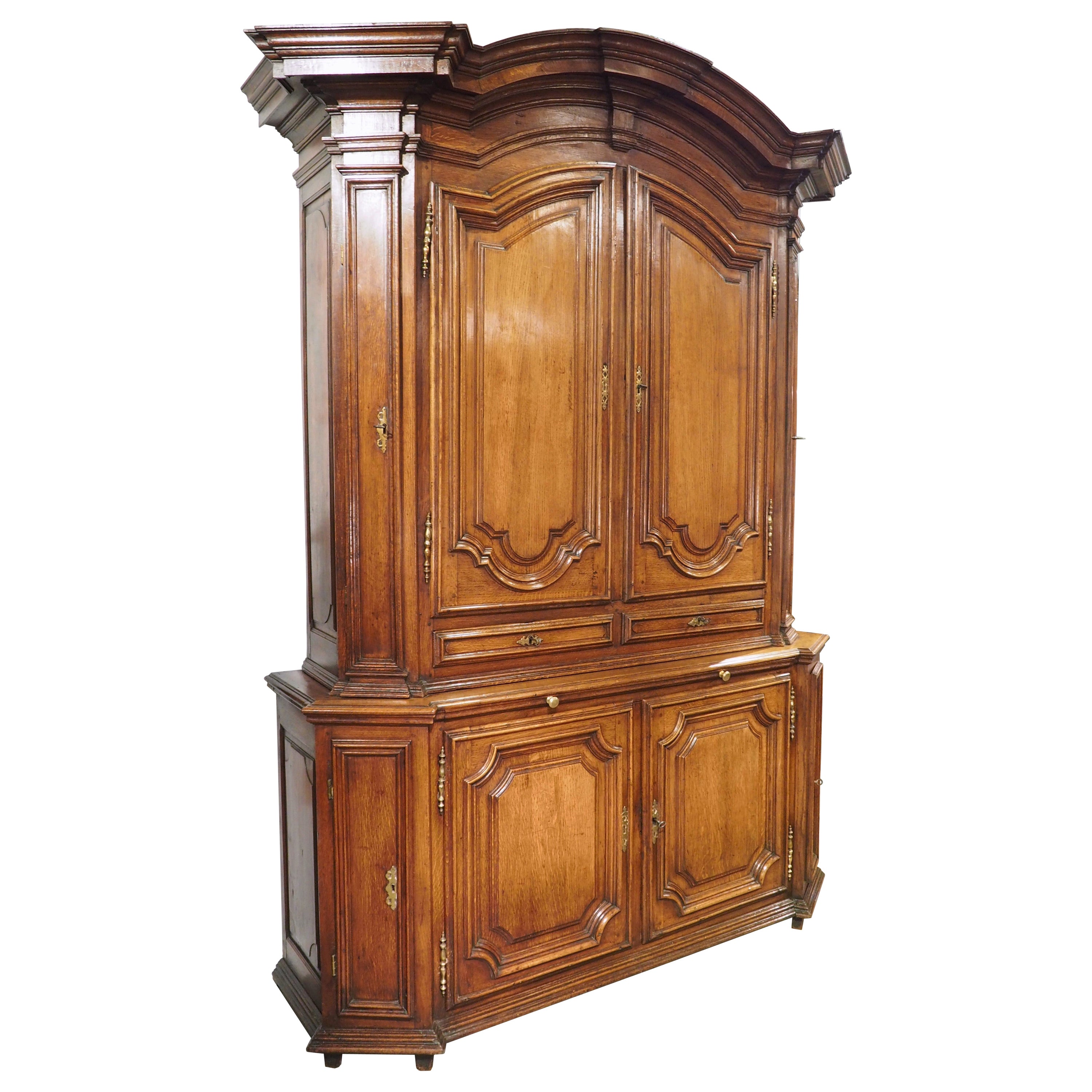 Außergewöhnliches französisches Buffet Deux Corps aus Eiche, um 1700 im Angebot