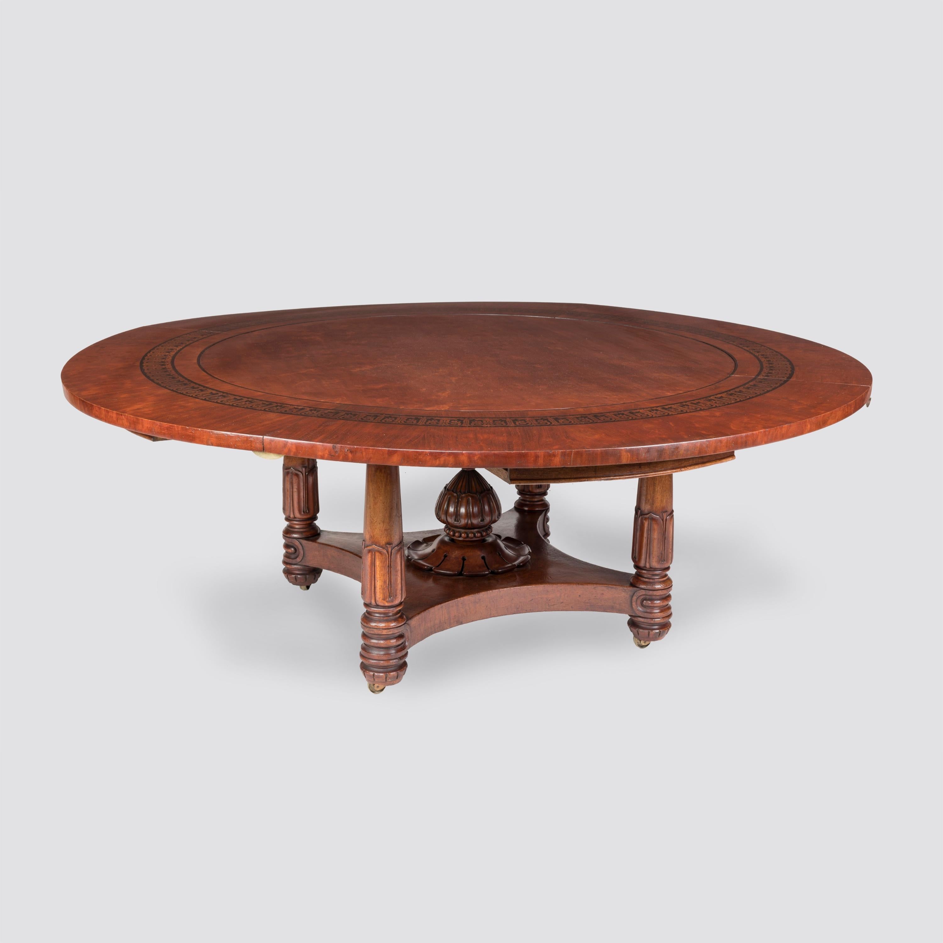 Peut accueillir de 6 à 12 personnes.

Table de salle à manger circulaire de style Régence de taille impressionnante

La table à rallonge de forme circulaire, pouvant accueillir jusqu'à douze convives, est principalement construite en acajou et