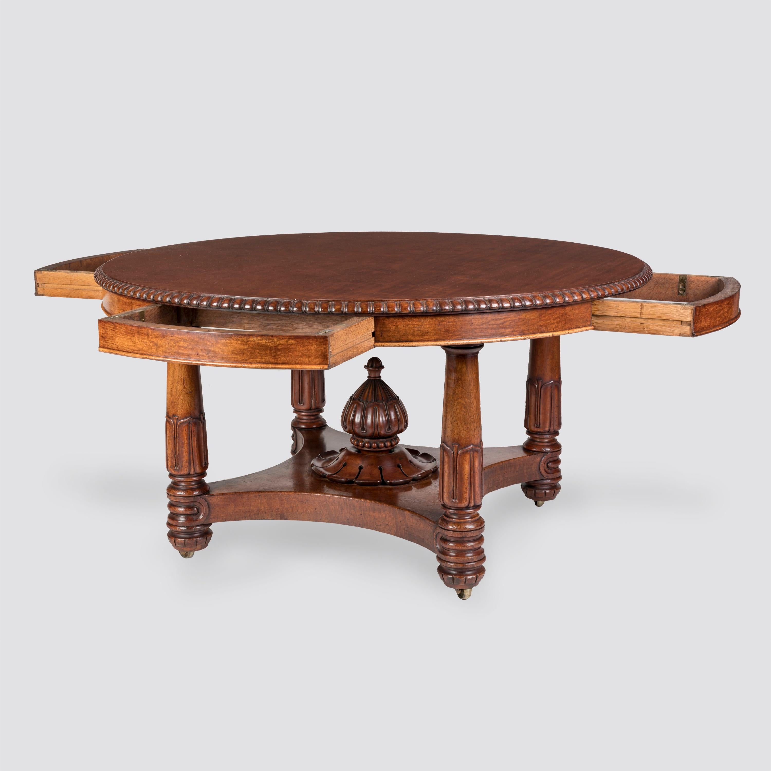 Regency Exceptionnelle table à manger circulaire extensible en acajou d'époque Régence en vente
