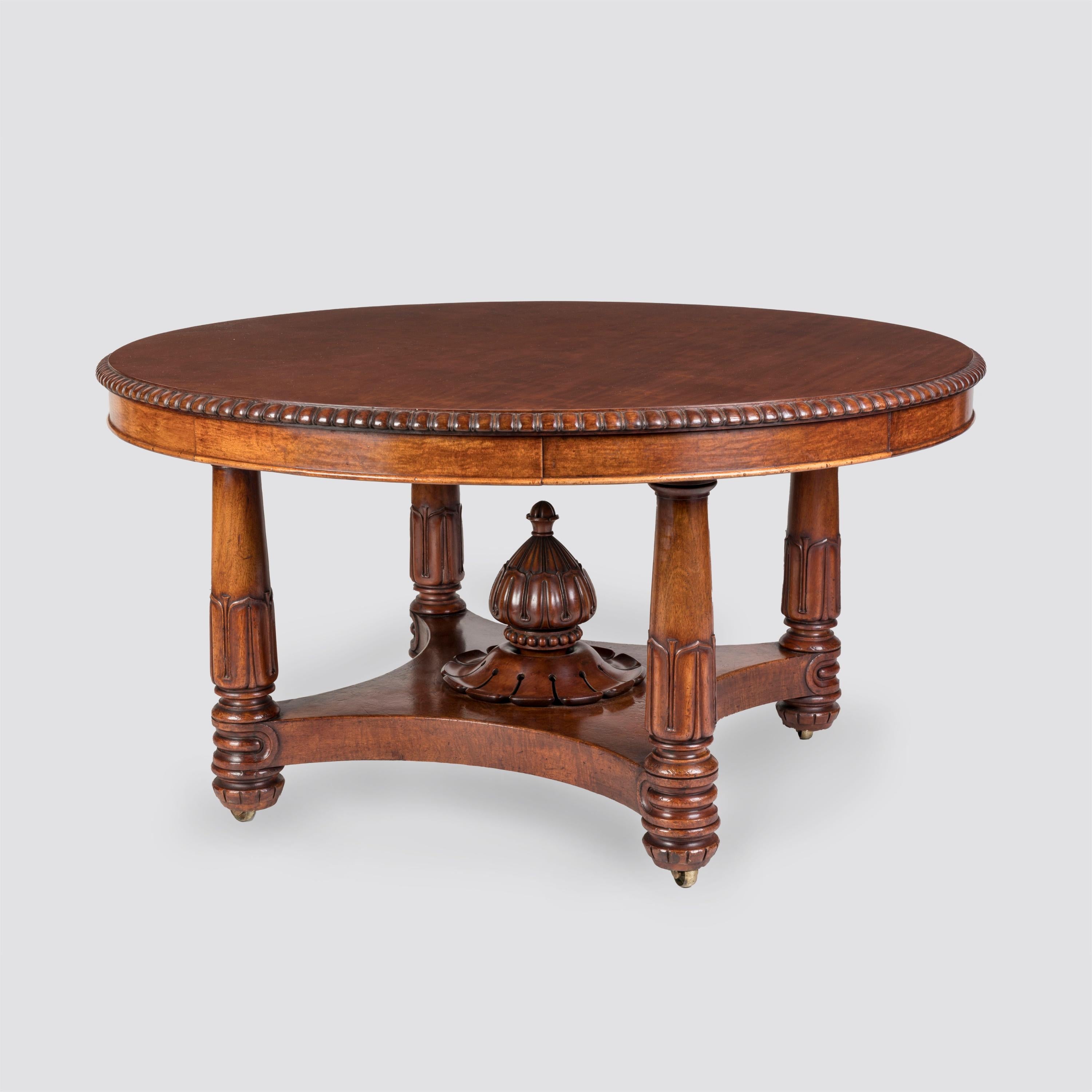 Anglais Exceptionnelle table à manger circulaire extensible en acajou d'époque Régence en vente