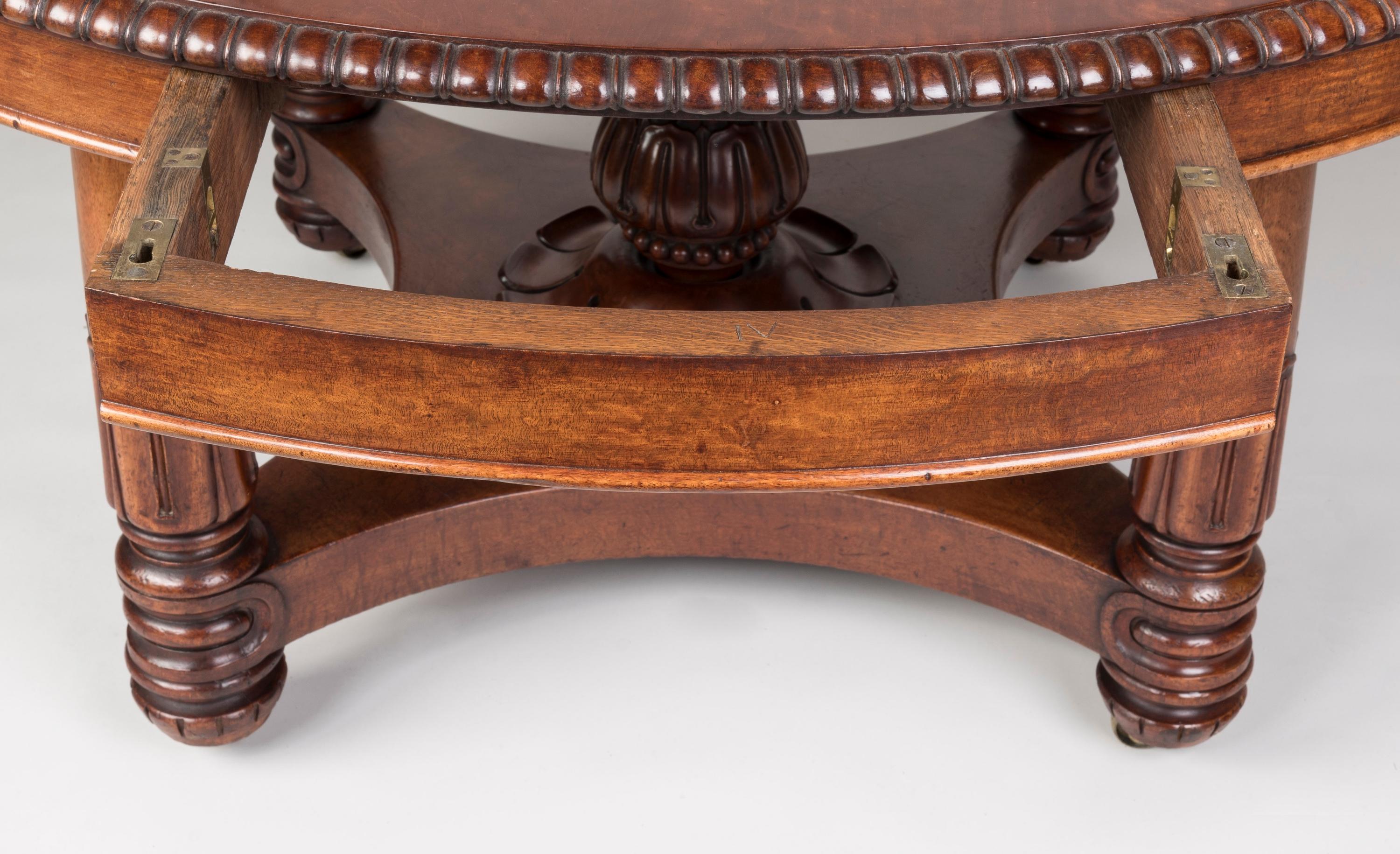 Exceptionnelle table à manger circulaire extensible en acajou d'époque Régence Bon état - En vente à London, GB