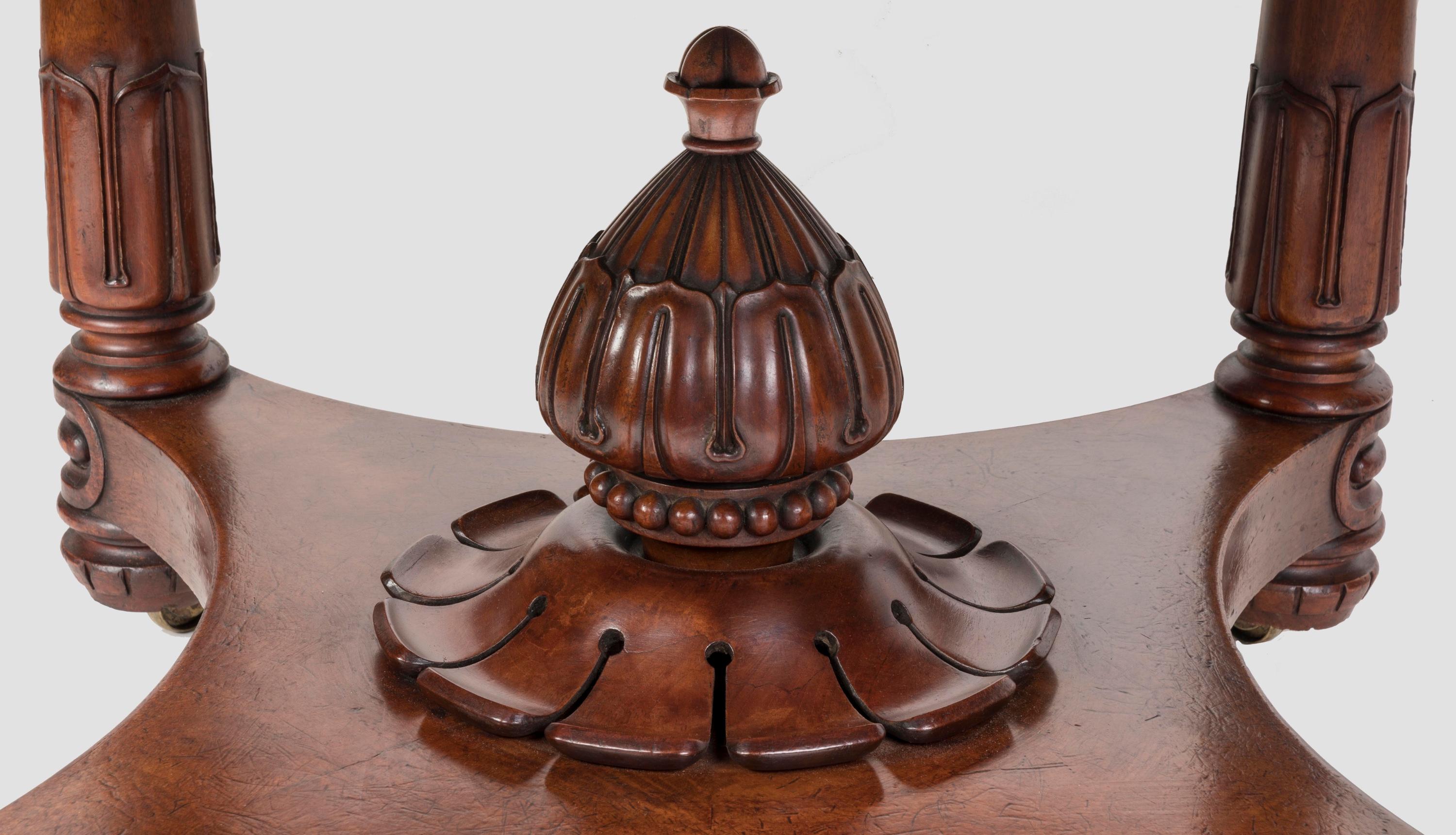 Acajou Exceptionnelle table à manger circulaire extensible en acajou d'époque Régence en vente