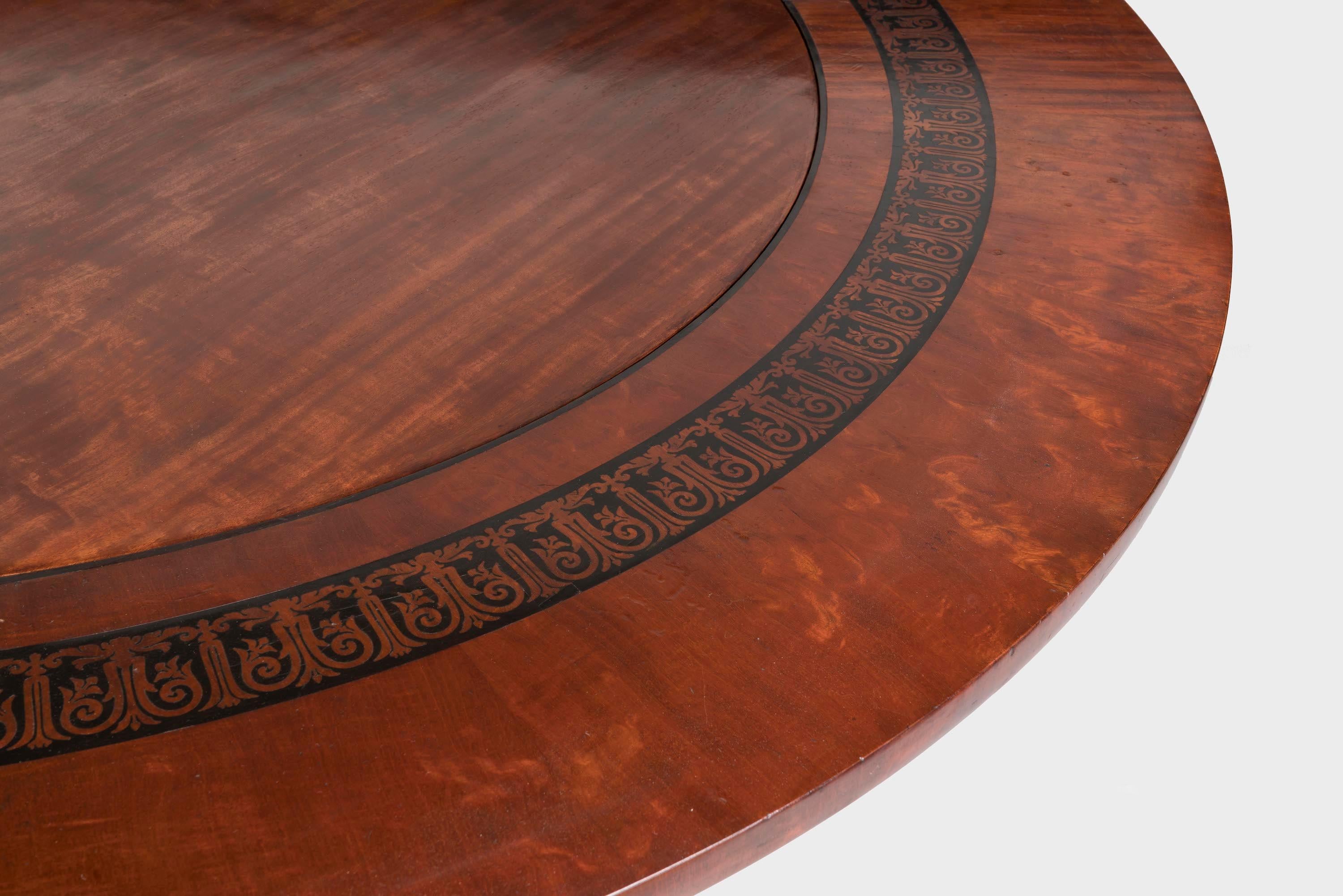 Exceptionnelle table à manger circulaire extensible en acajou d'époque Régence en vente 1