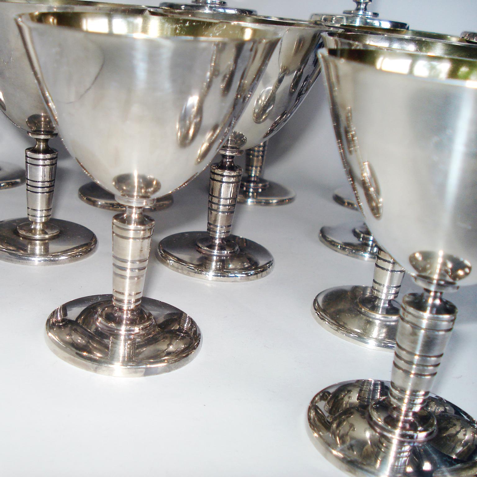 Exceptionnel shaker à cocktail Art Déco et seize gobelets à martini 2
