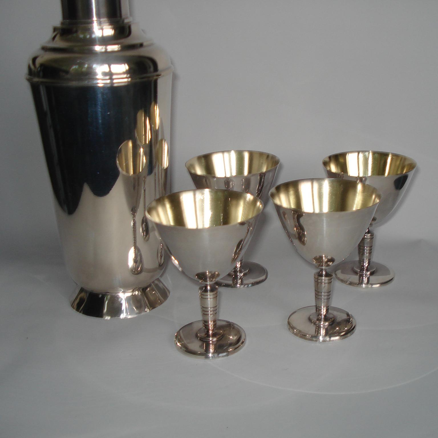 Suédois Exceptionnel shaker à cocktail Art Déco et seize gobelets à martini