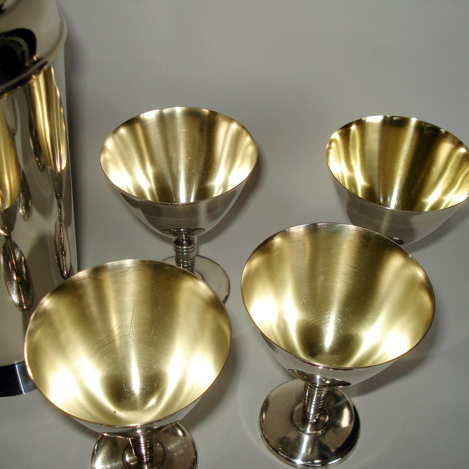 Argenté Exceptionnel shaker à cocktail Art Déco et seize gobelets à martini