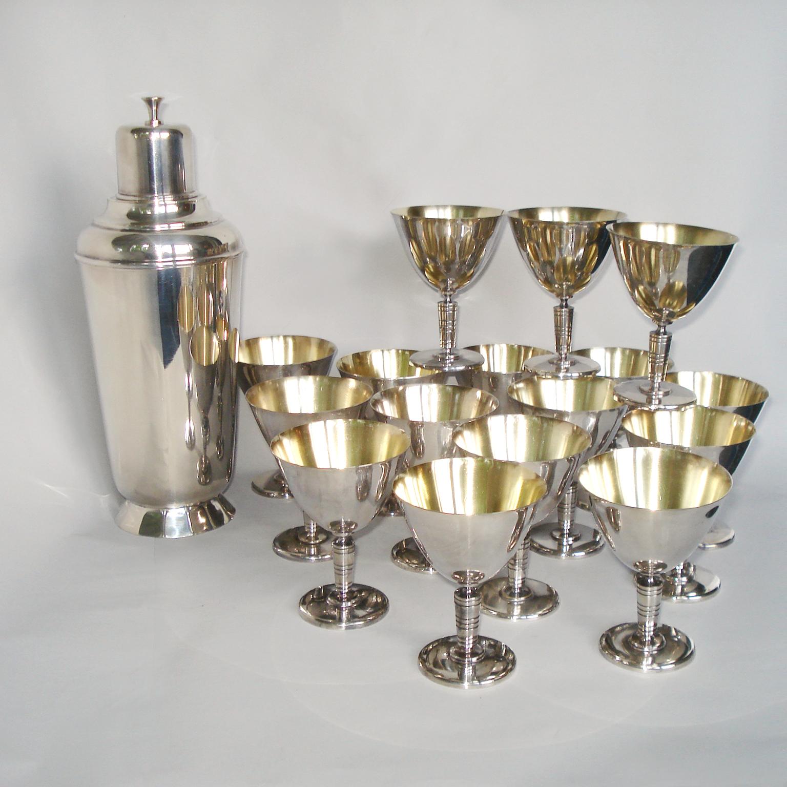 20ième siècle Exceptionnel shaker à cocktail Art Déco et seize gobelets à martini